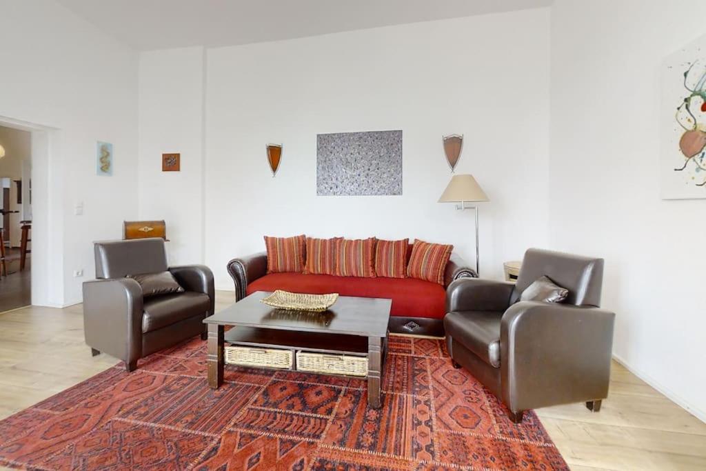 Five-Bedroom House photo 2