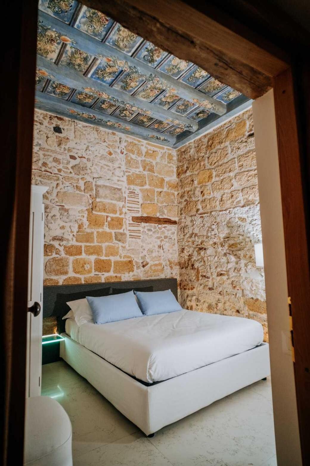 Double Room with Private Bathroom - Photo 18