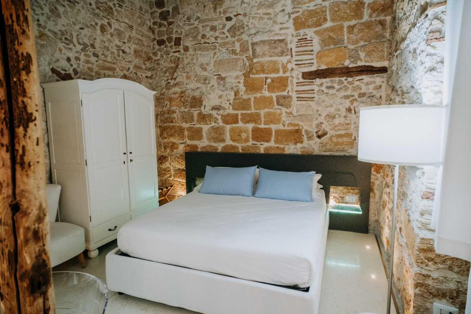 Double Room with Private Bathroom - Photo 20