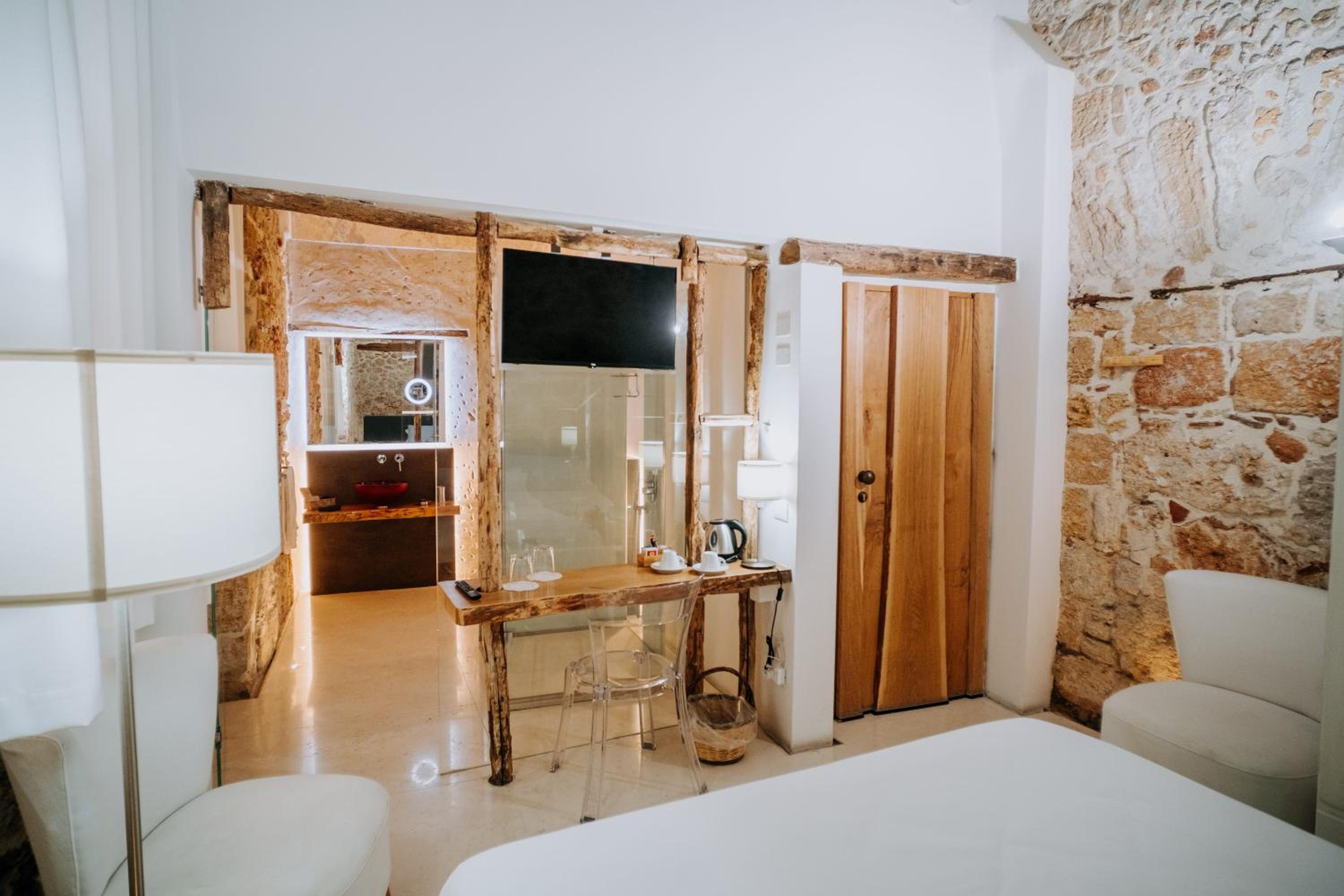 Double Room with Private Bathroom - Photo 22