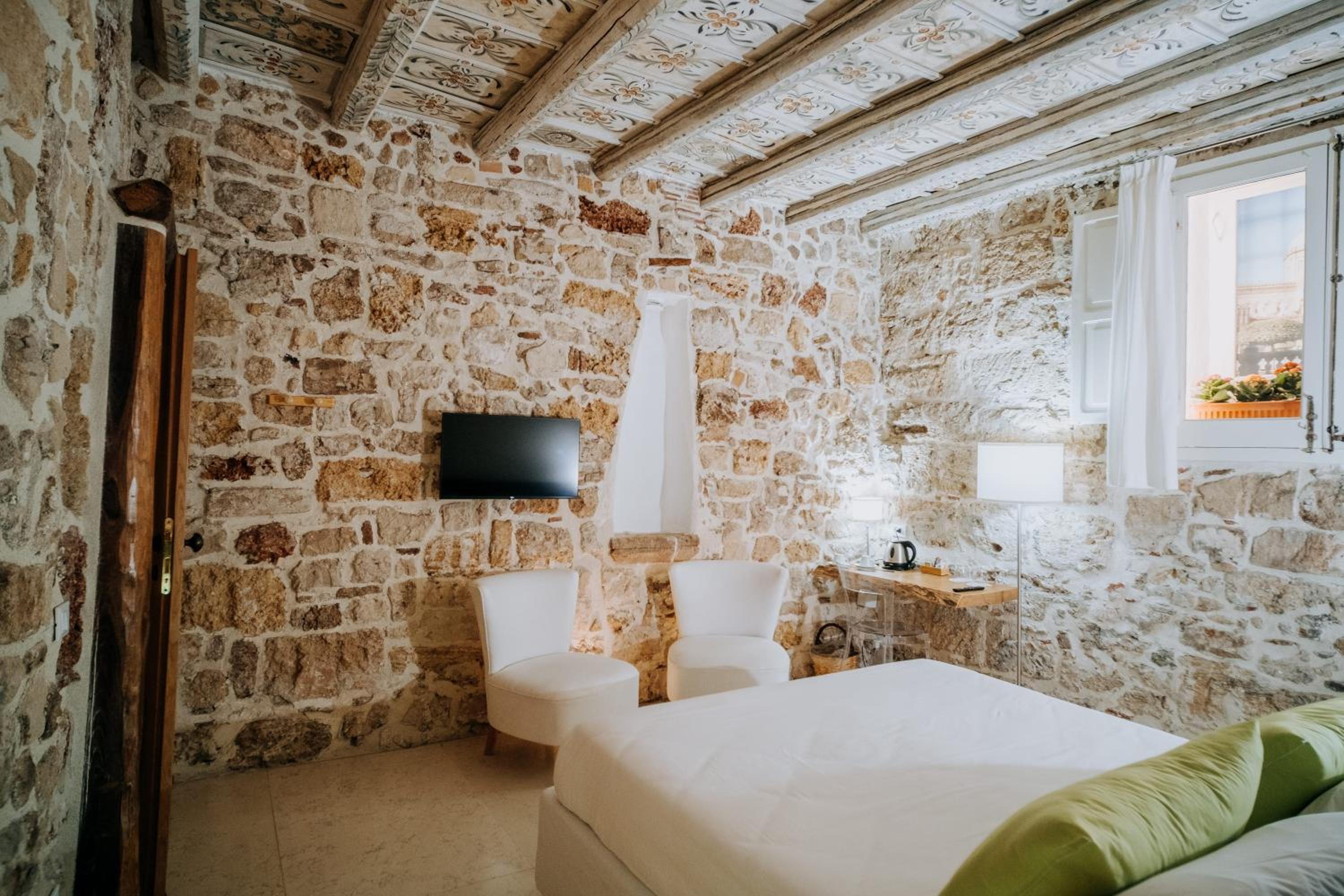Double Room with Private Bathroom - Photo 7