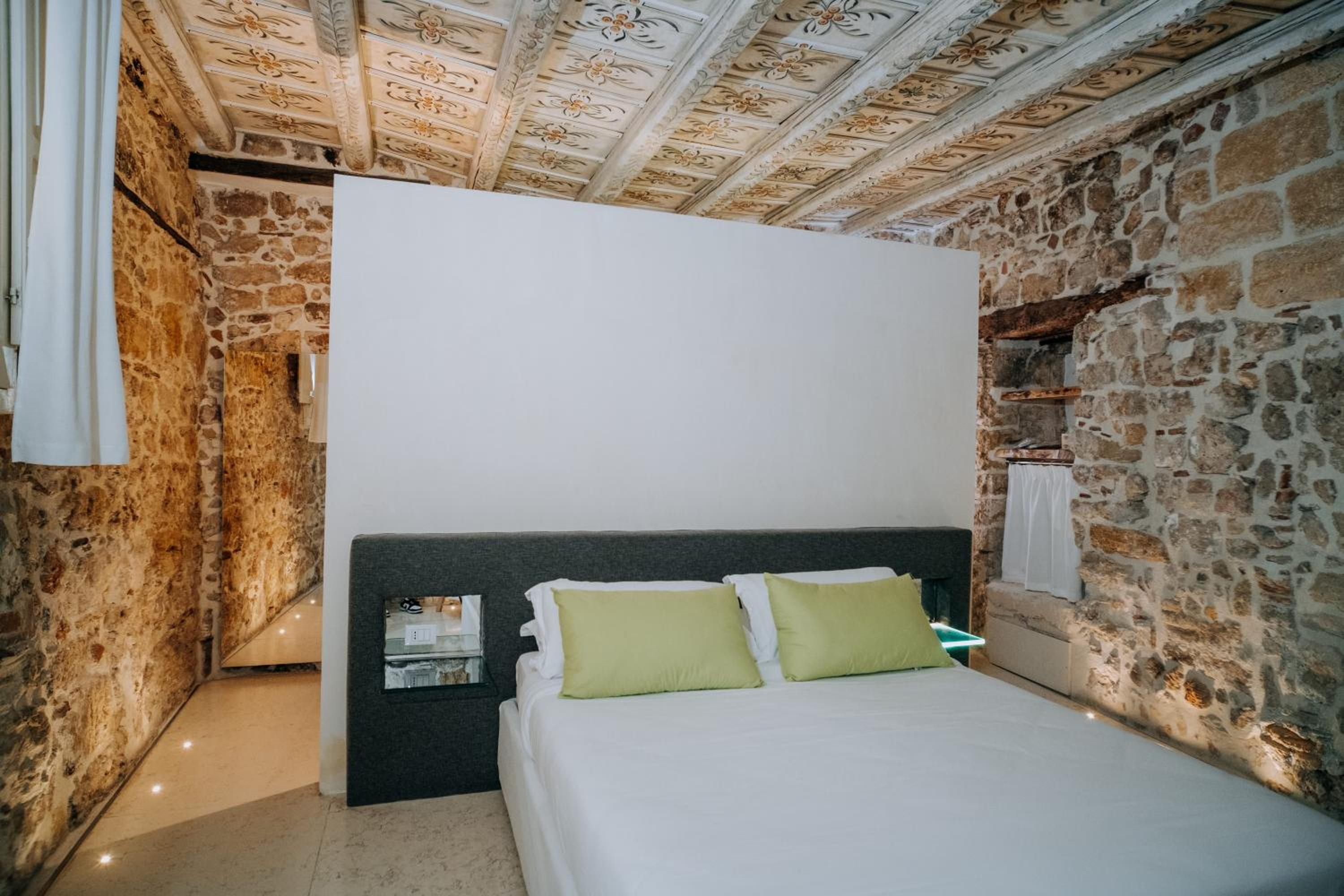 Double Room with Private Bathroom - Photo 8