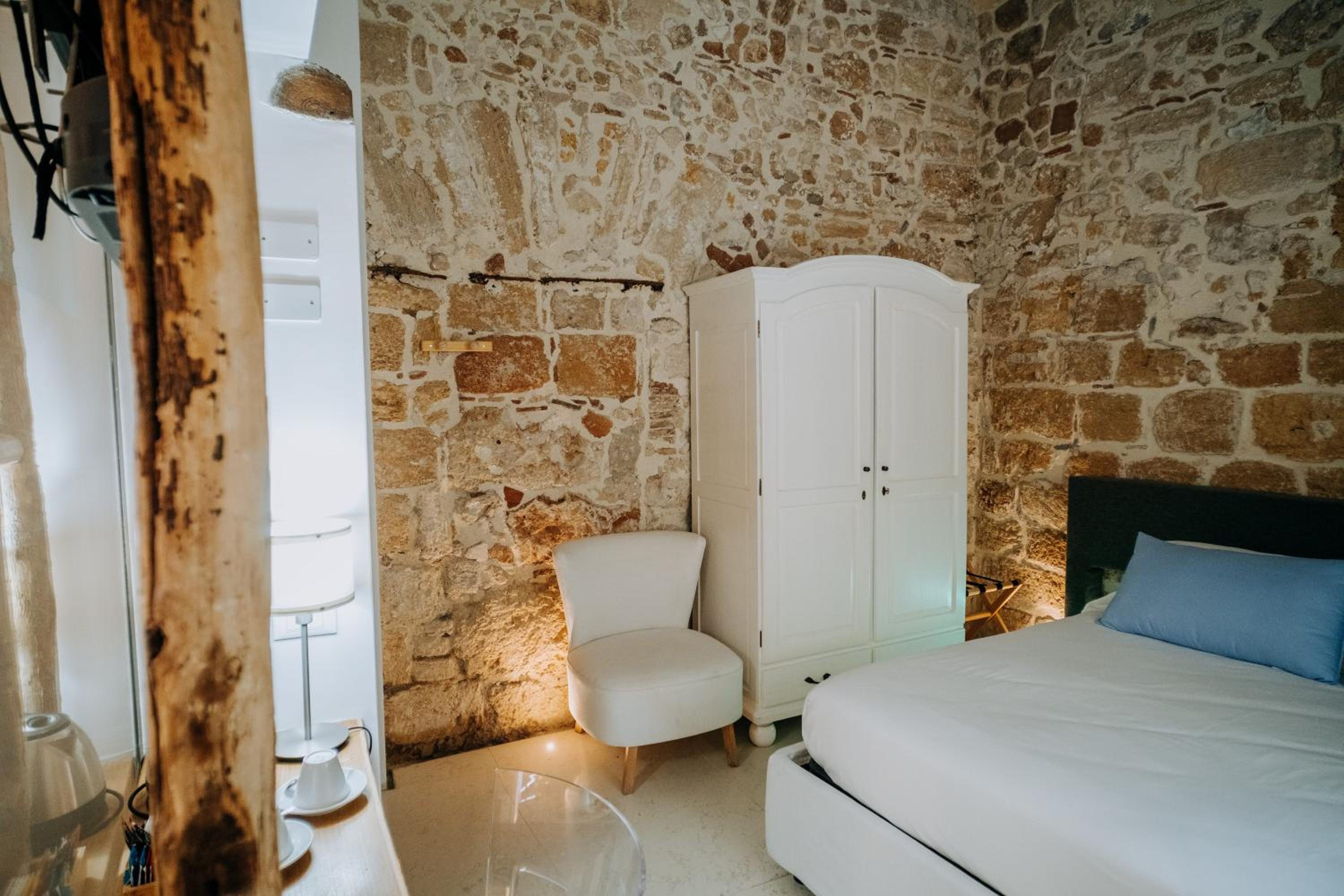 Double Room with Private Bathroom - Photo 21