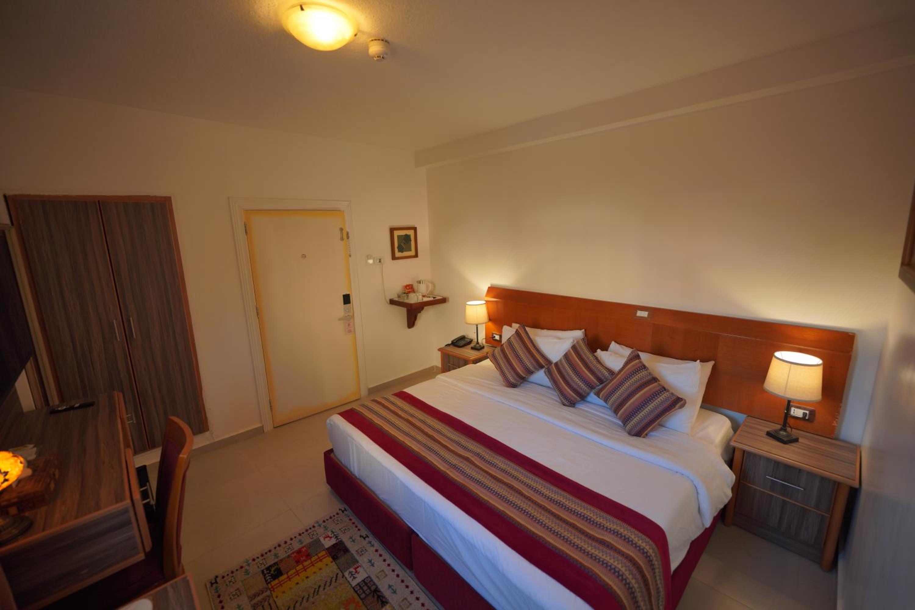 Deluxe King Room - Photo 17