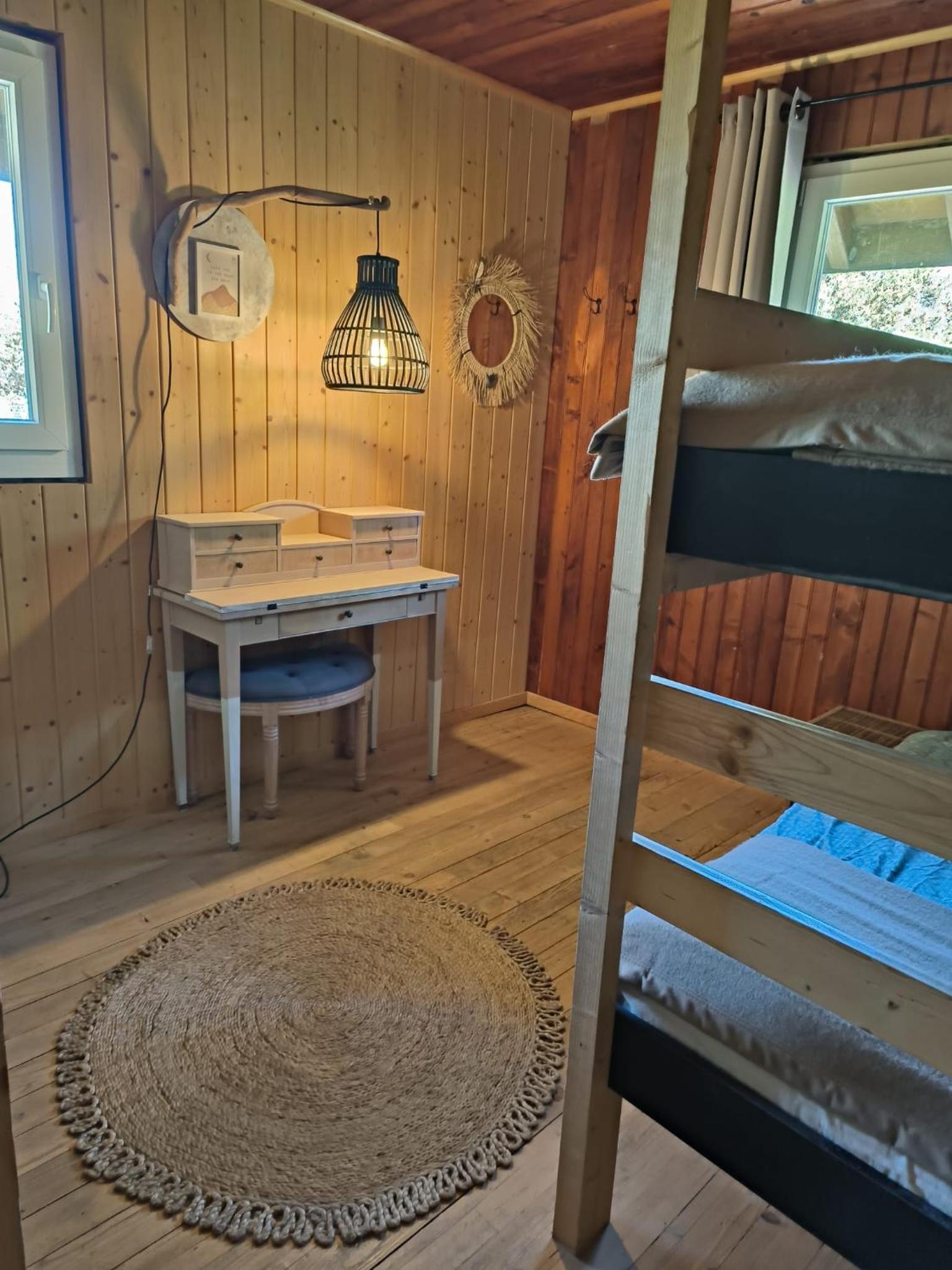 Family Room with Shared Bathroom photo 2