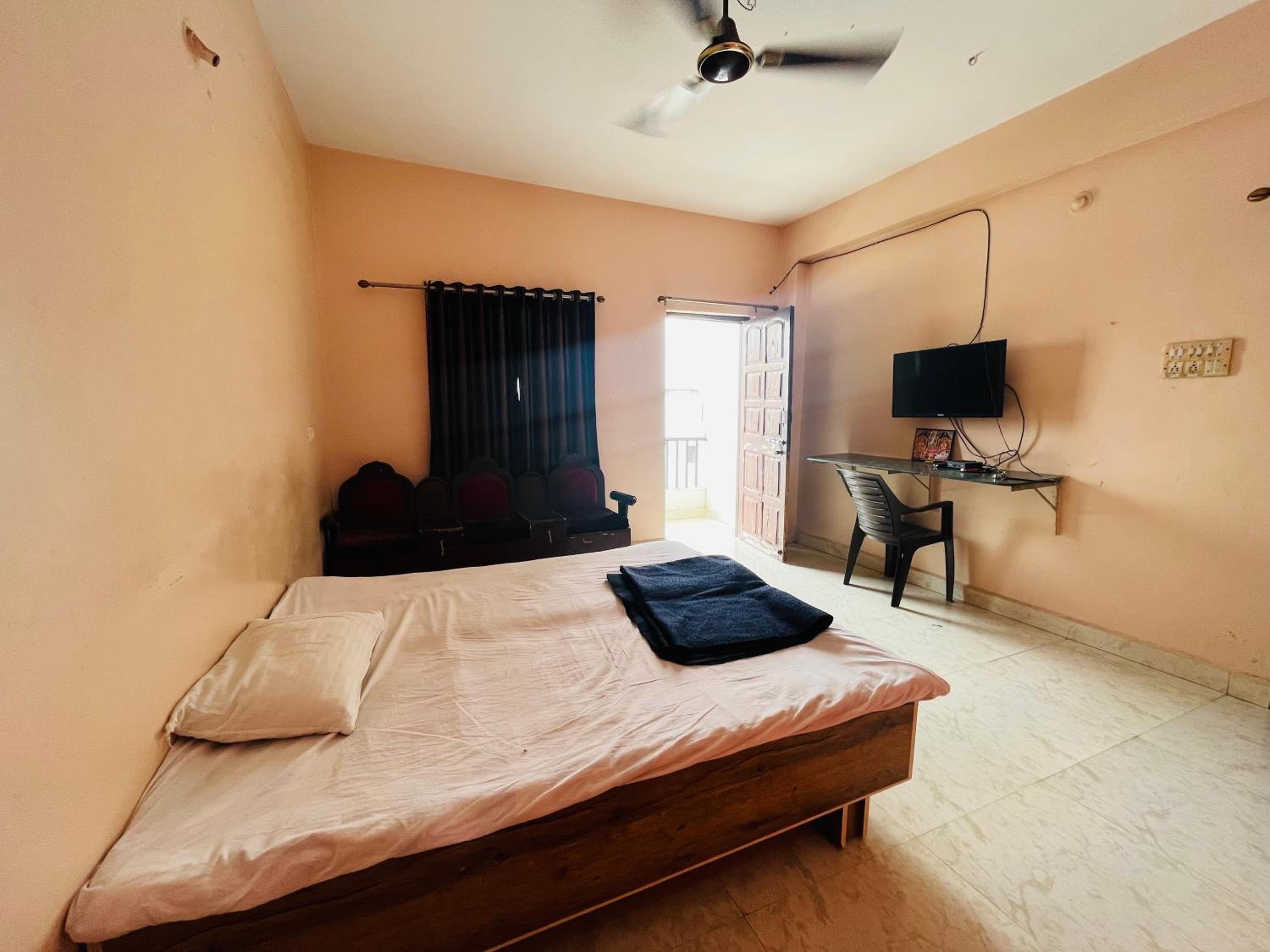 `Standard Room Non AC Double Bed photo 1