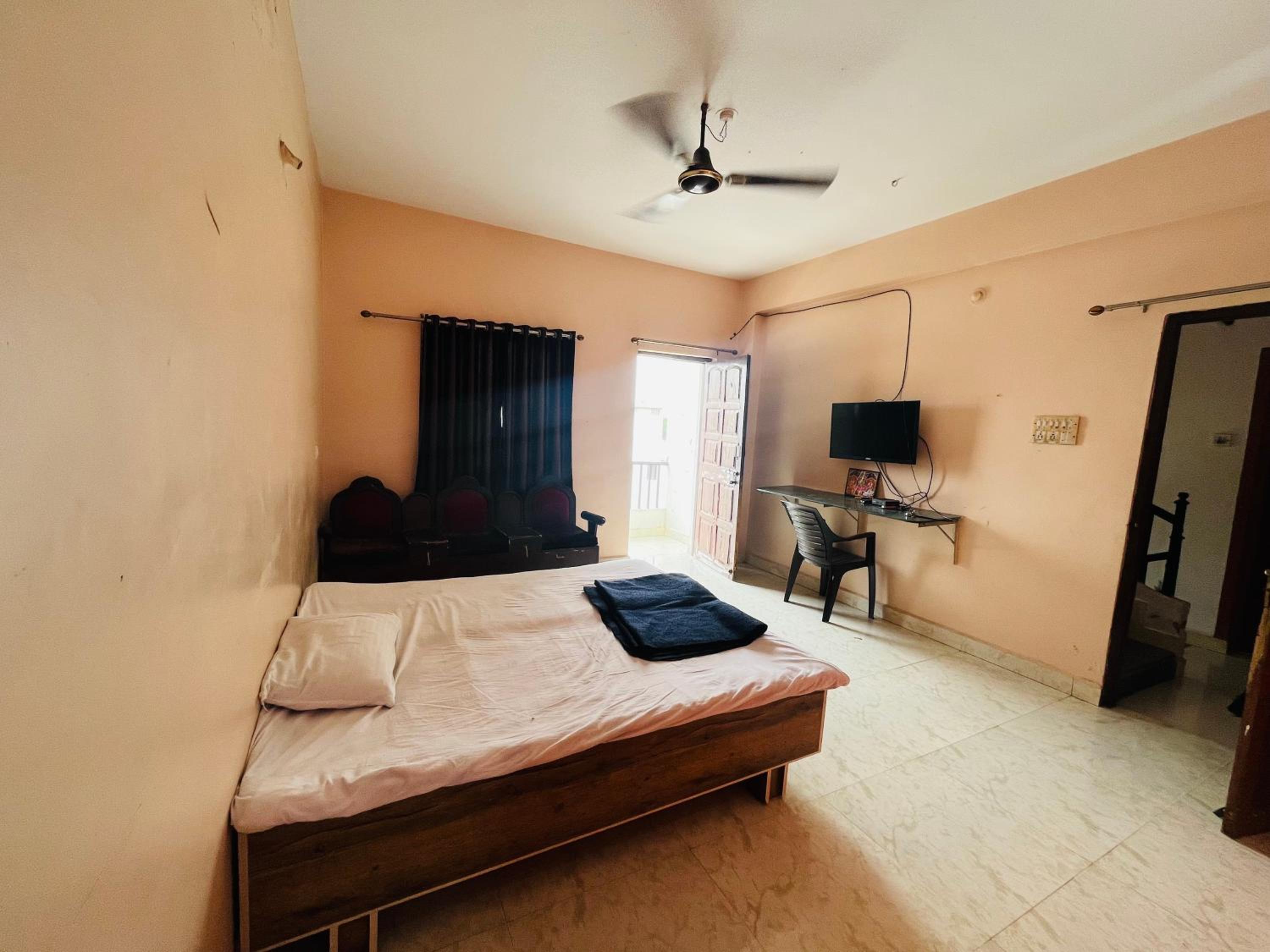`Standard Room Non AC Double Bed photo 3