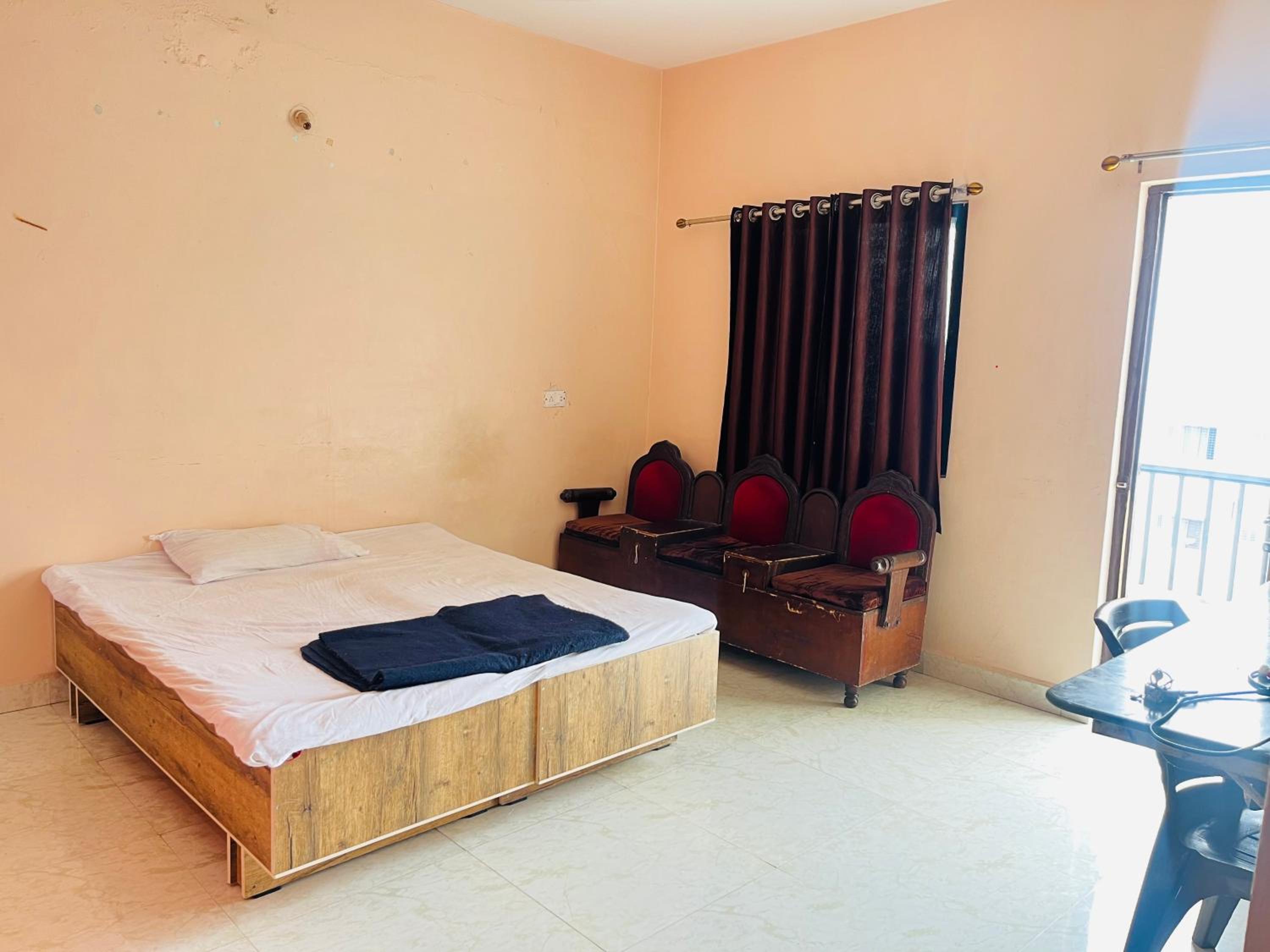 `Standard Room Non AC Double Bed photo 3