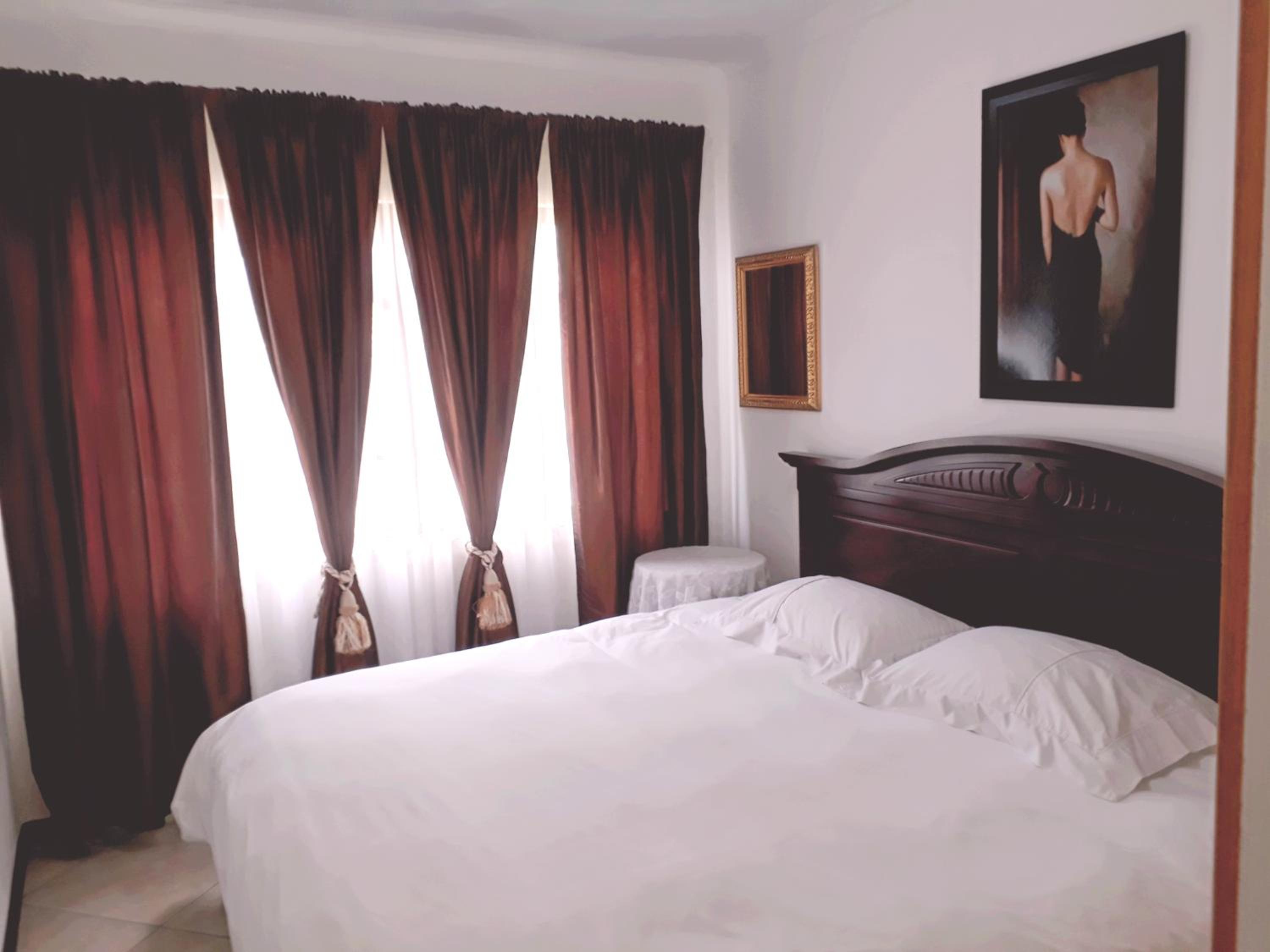Five-Bedroom House photo 1