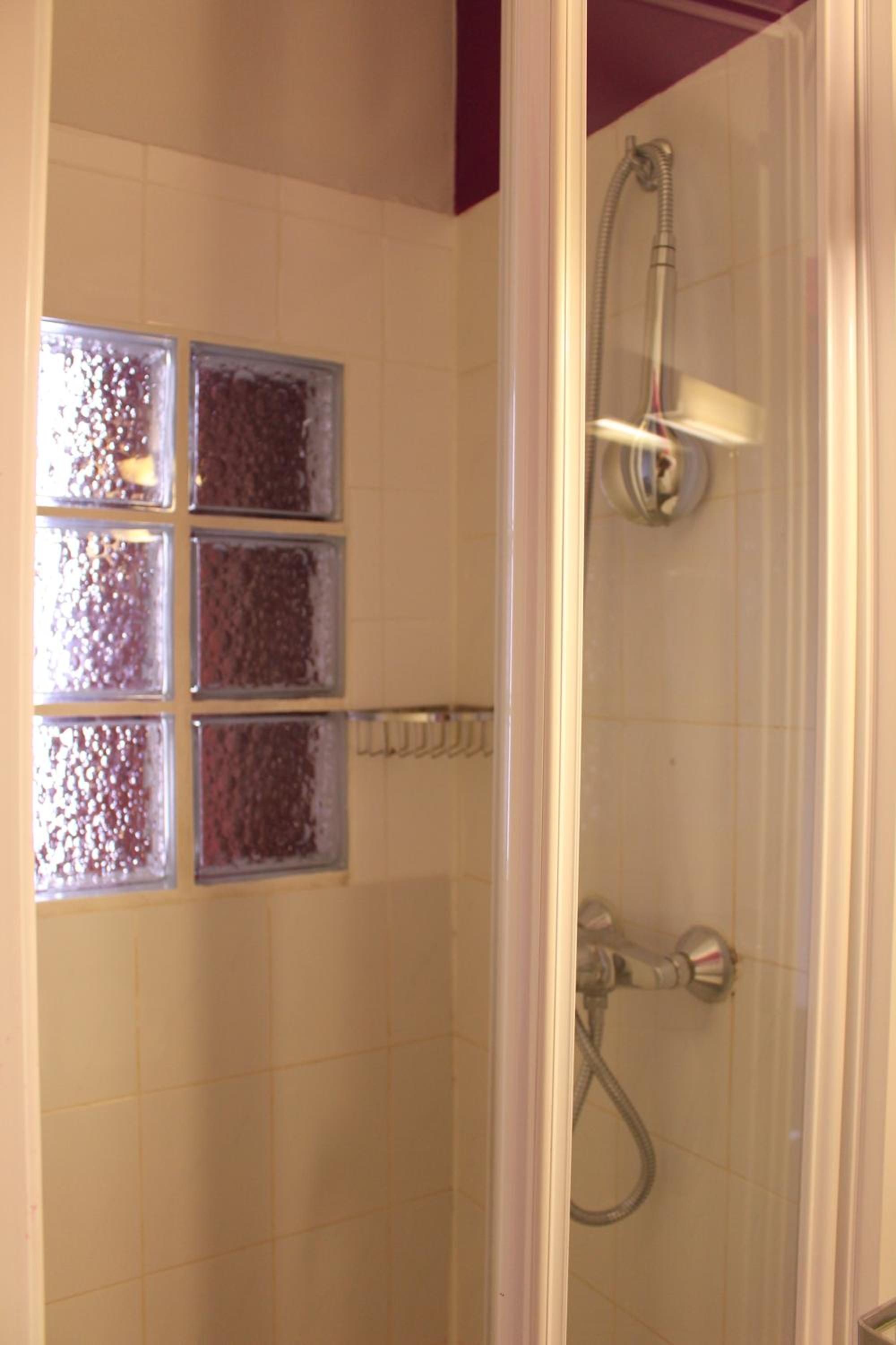 Twin Room with Private Bathroom photo 3