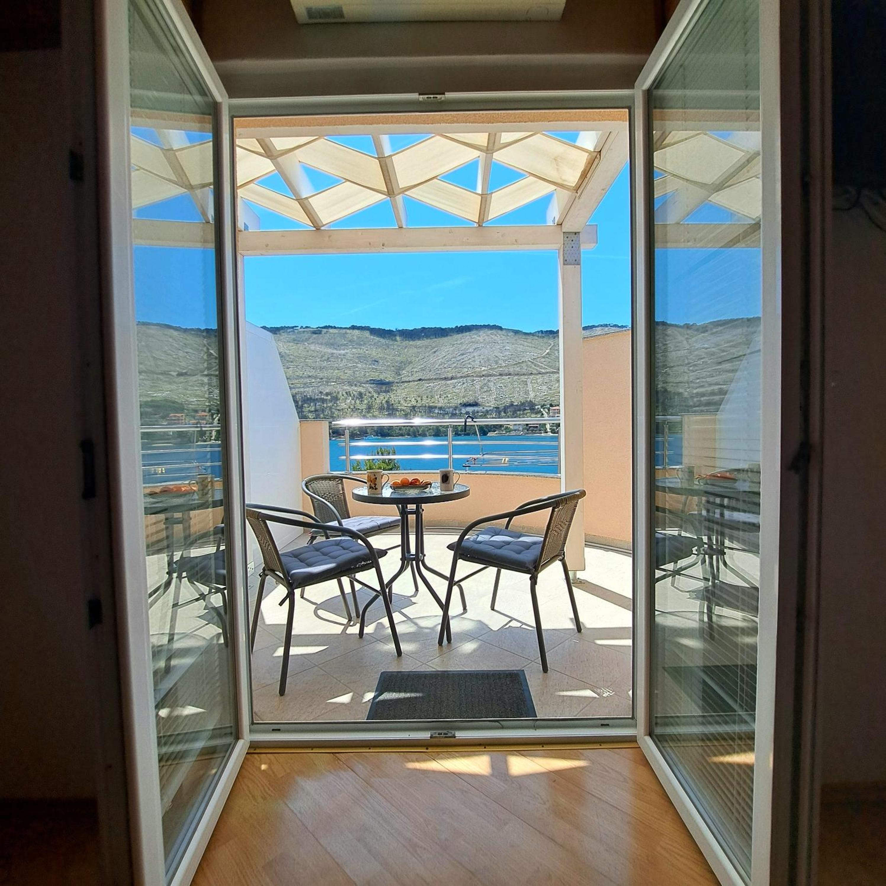 One-Bedroom Apartment with Balcony and Sea View photo 3