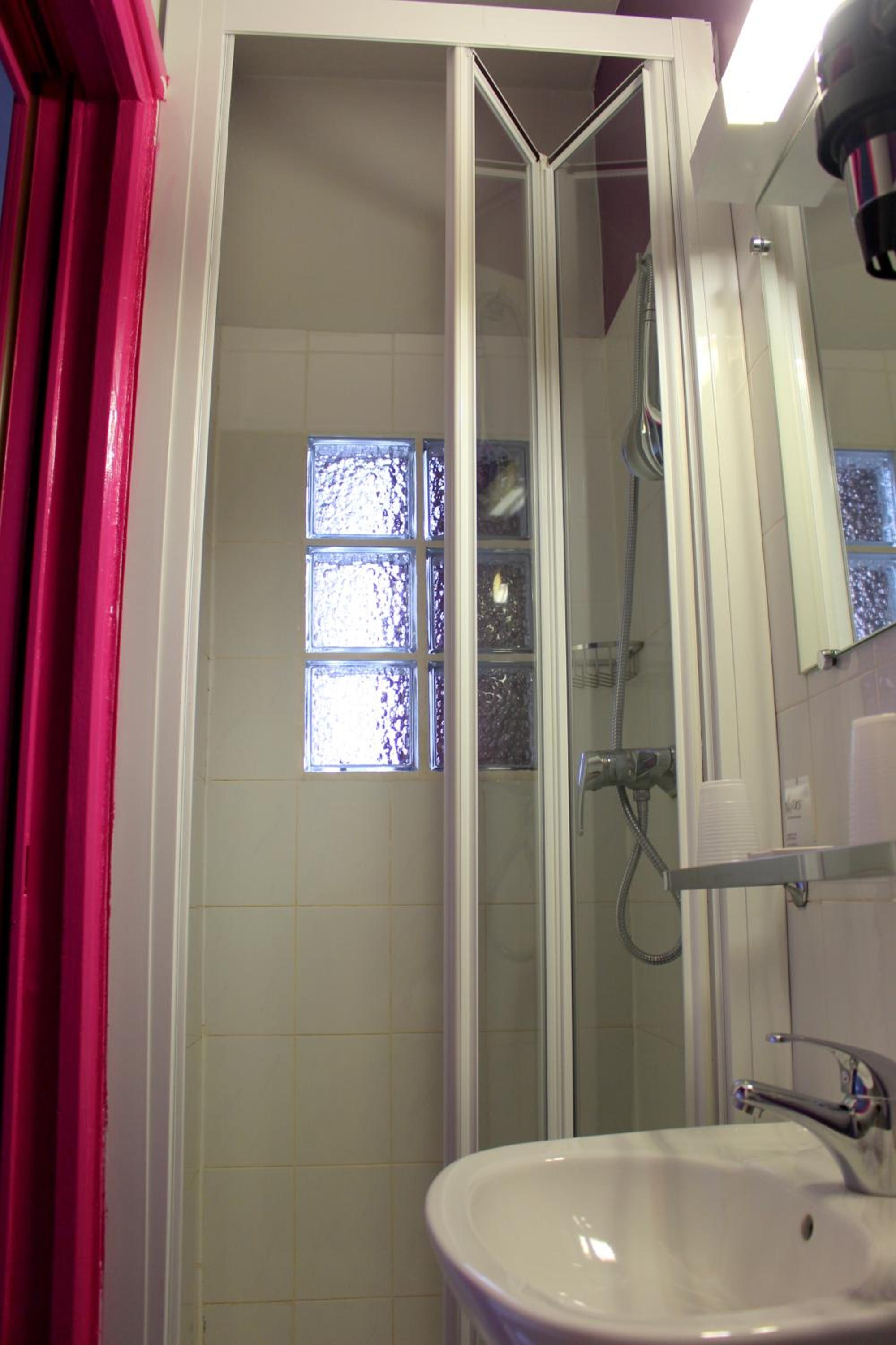 Single Room with Private Bathroom photo 2