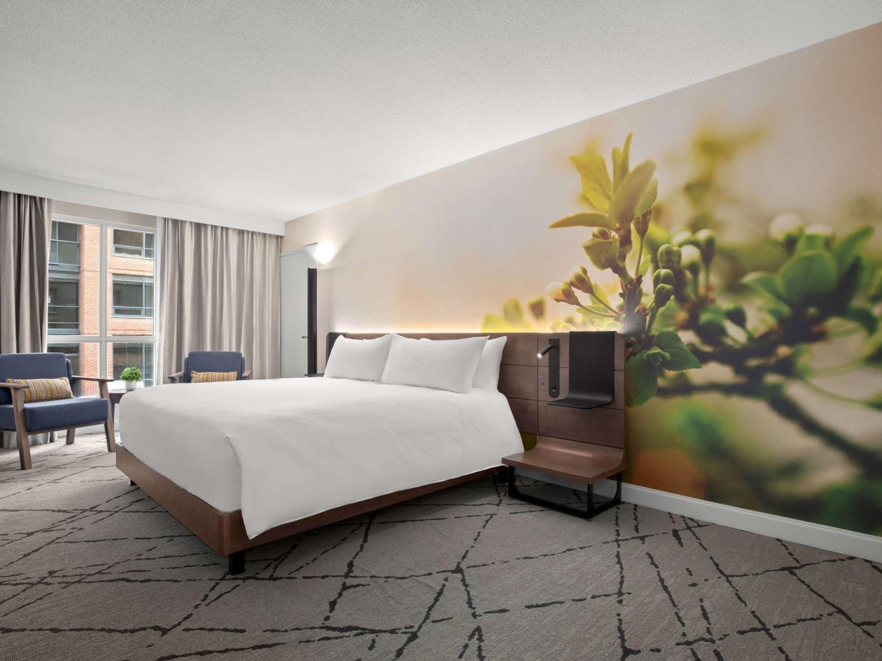 Superior King Room - Accessible thumbnail 6