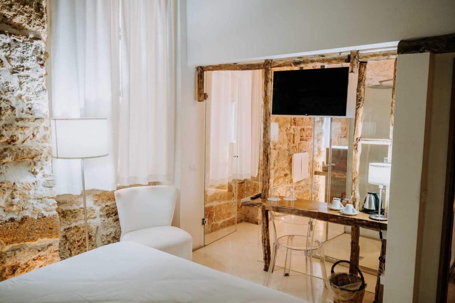 Double Room with Private Bathroom - Photo 23