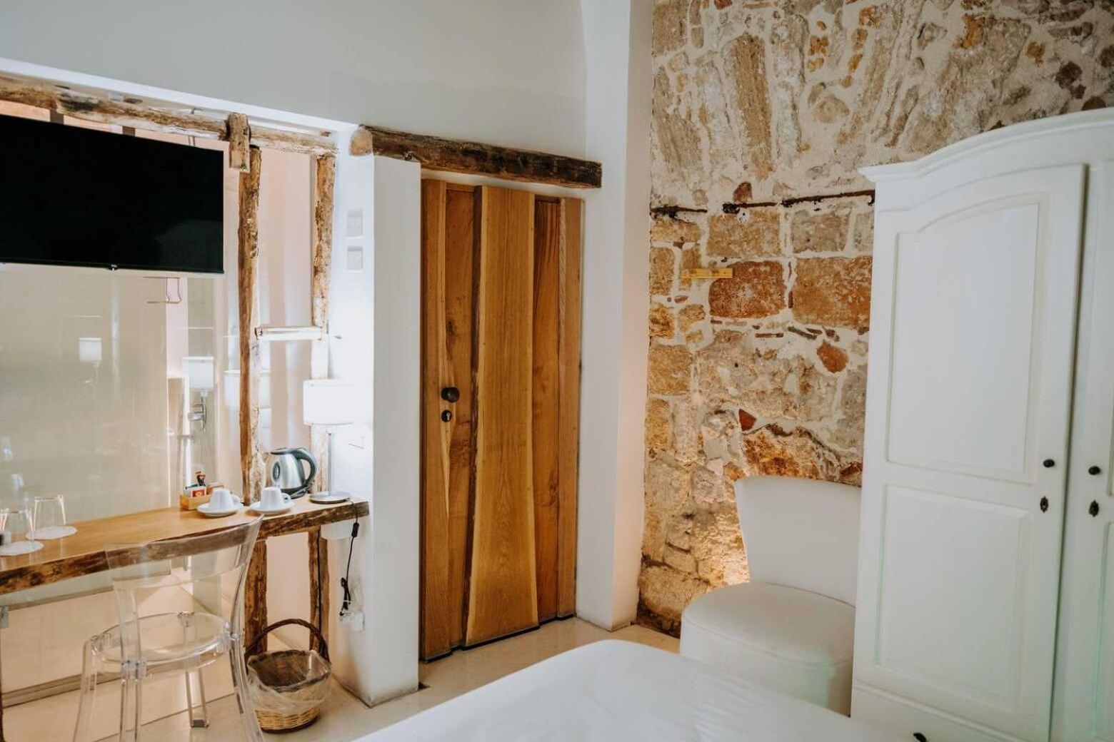 Double Room with Private Bathroom - Photo 27