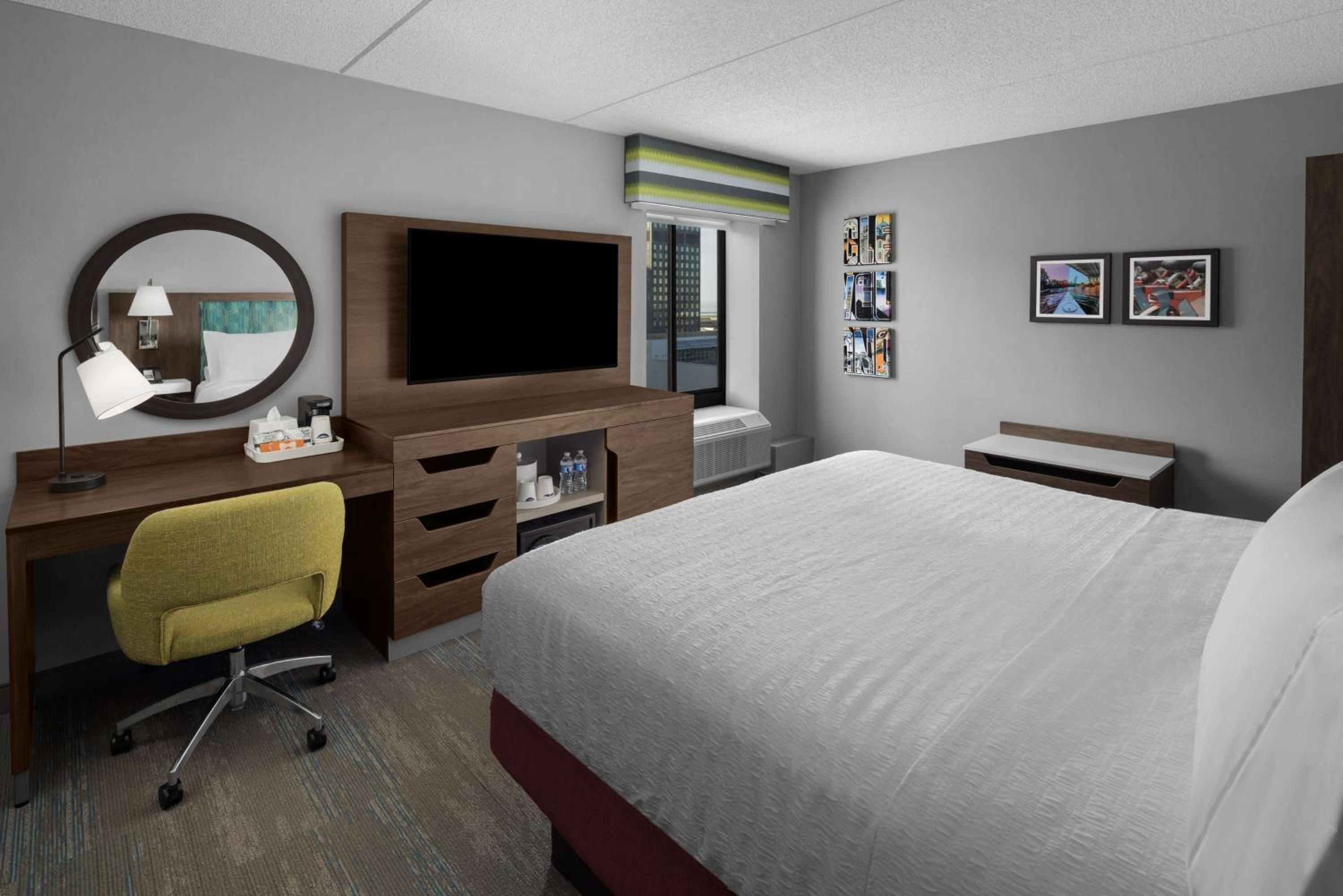 King Room with King Bed - Non-Smoking - Photo 7