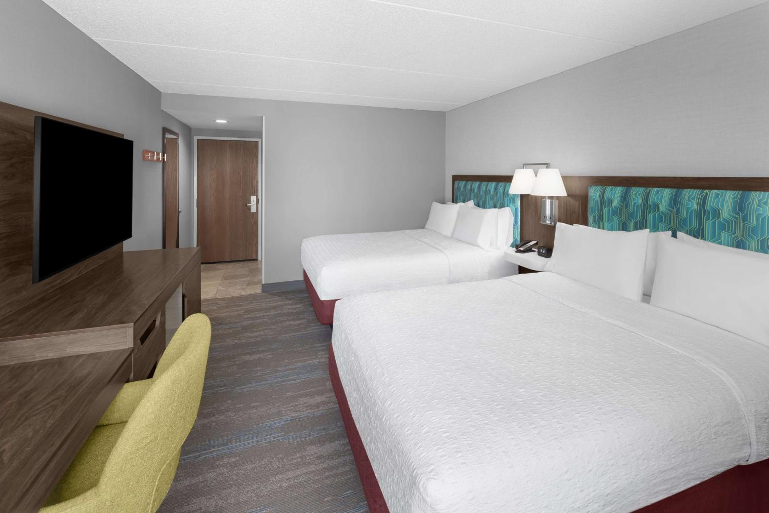 Queen Room with Two Queen Beds - Non-Smoking - Photo 2