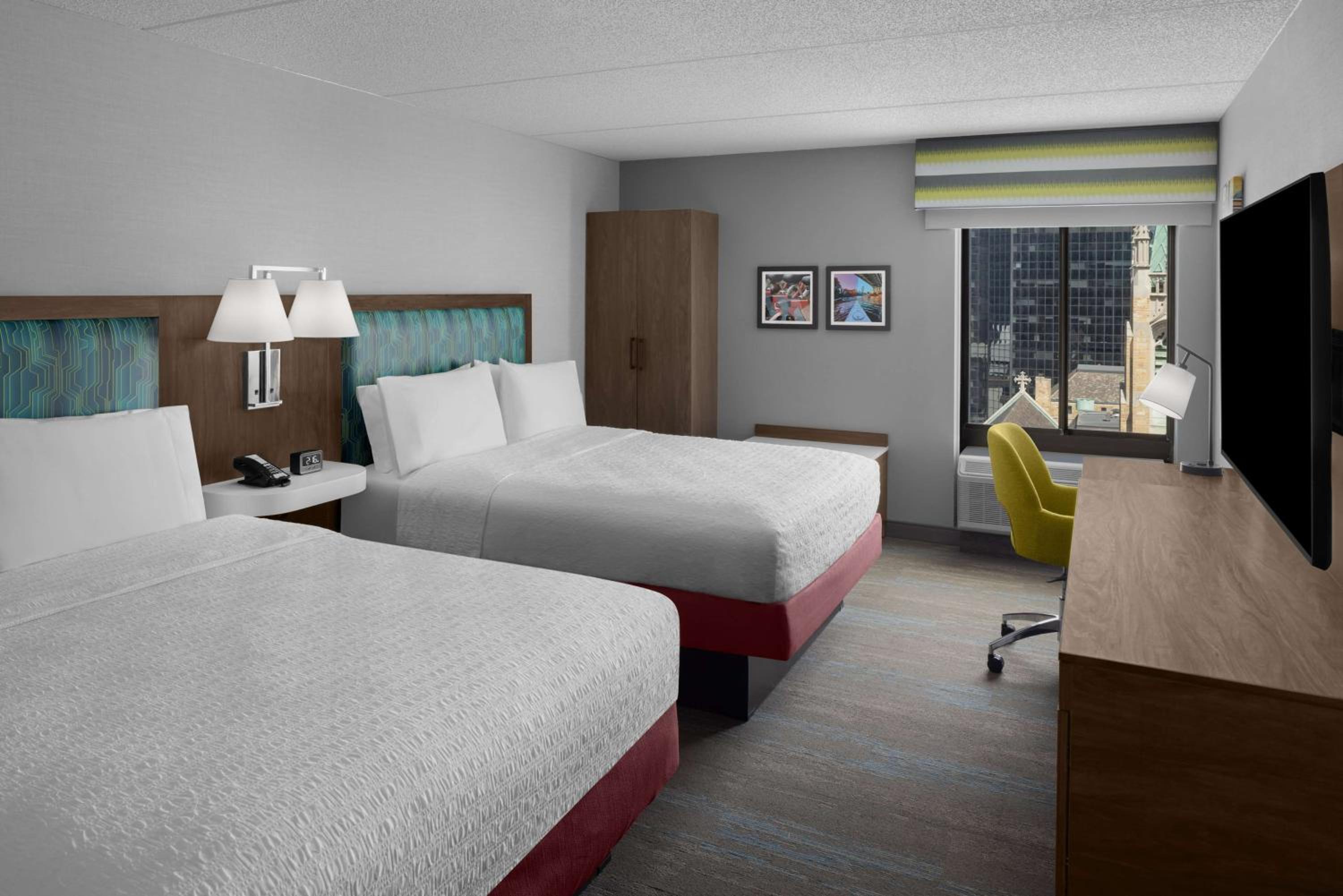 Queen Room with Two Queen Beds - Non-Smoking - Photo 3