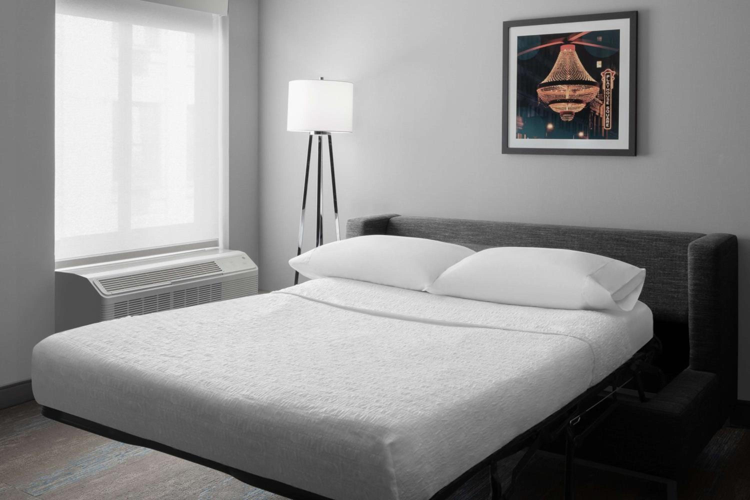 Queen Suite with Sofa Bed - Non-Smoking - Photo 11