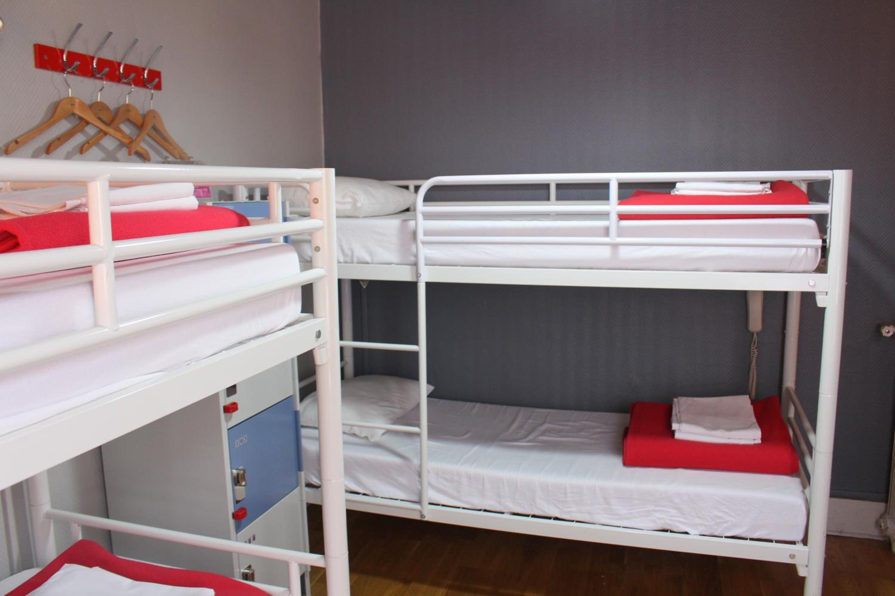 Quadruple Room with Private Bathroom photo 3
