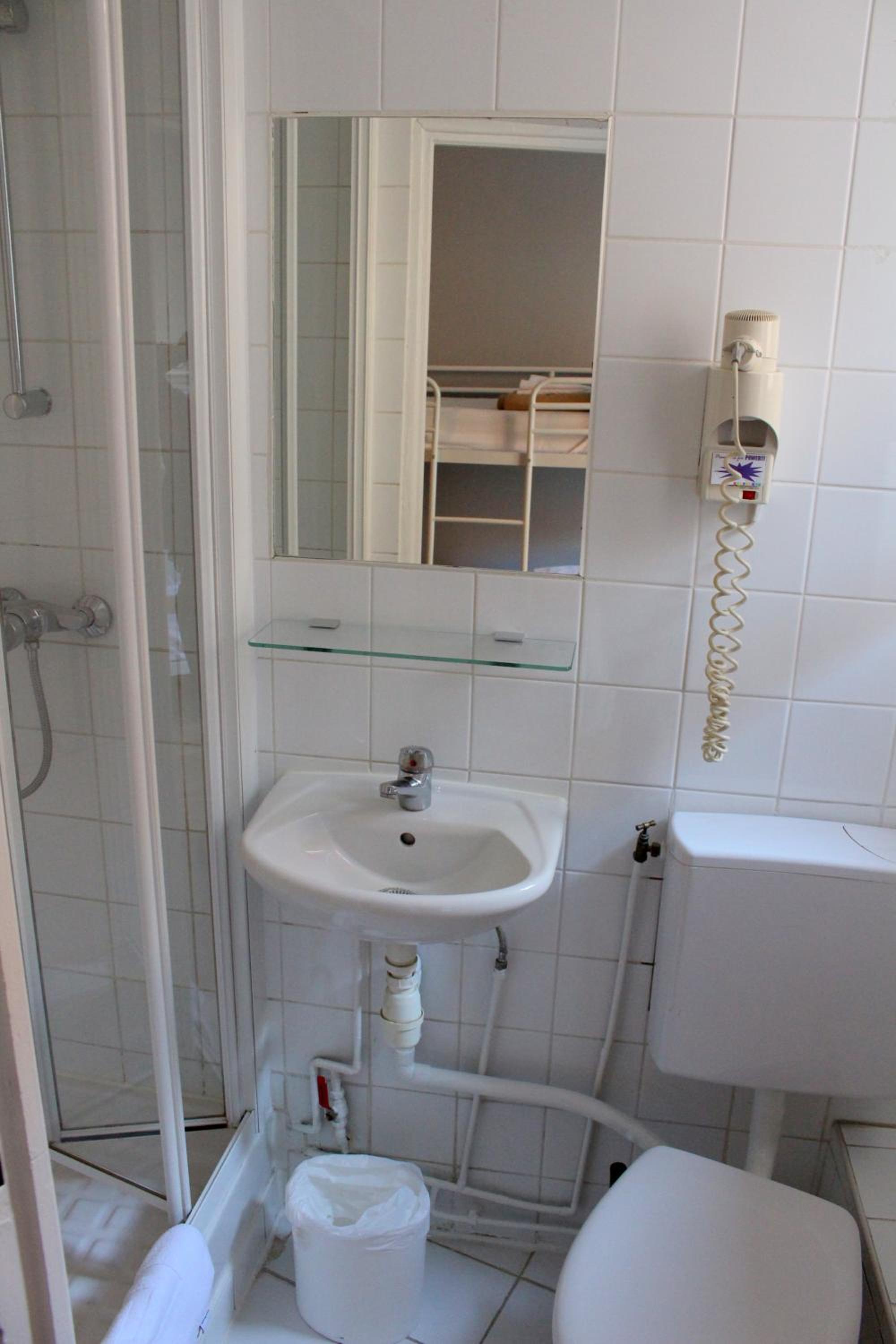 Quadruple Room with Private Bathroom photo 3