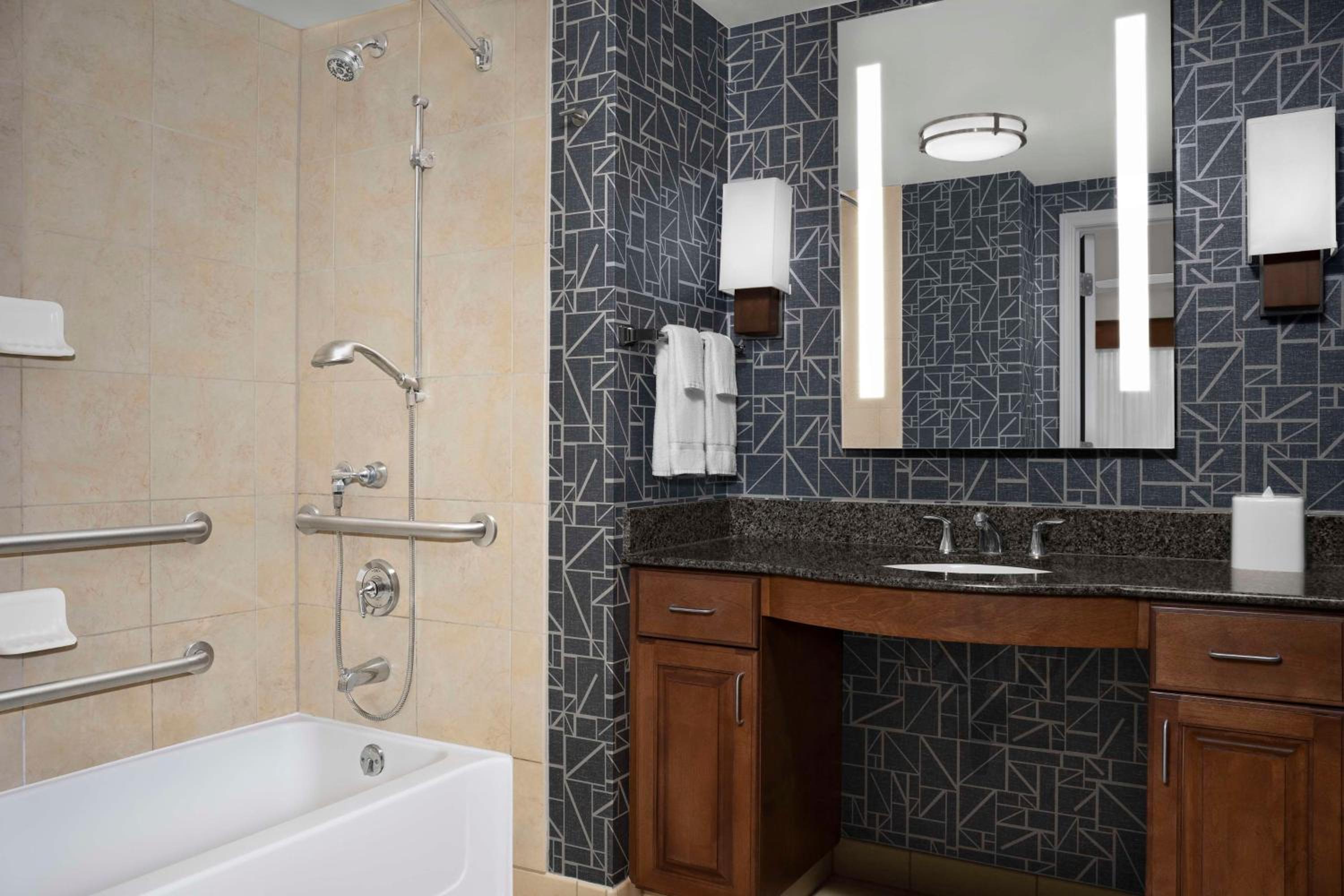 King Suite with Accessible Tub - Mobility and Hearing Access/Non-Smoking - Photo 9