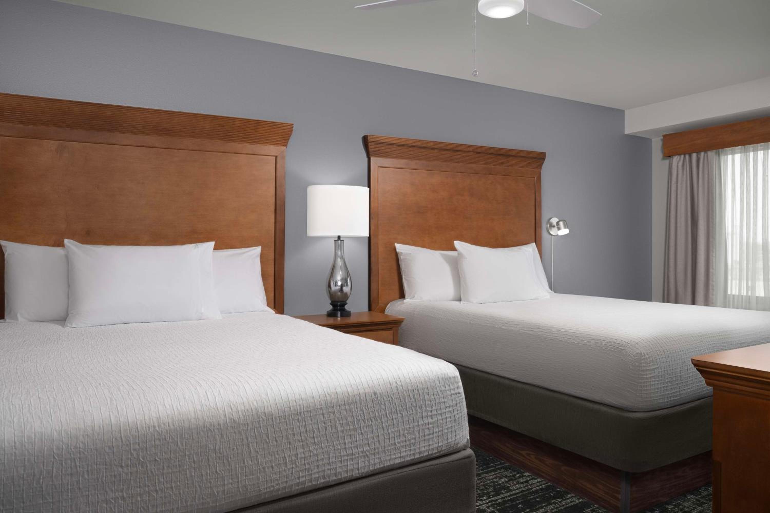Two Bedroom Suite with One King and Two Queen Beds - Non-Smoking - Photo 4