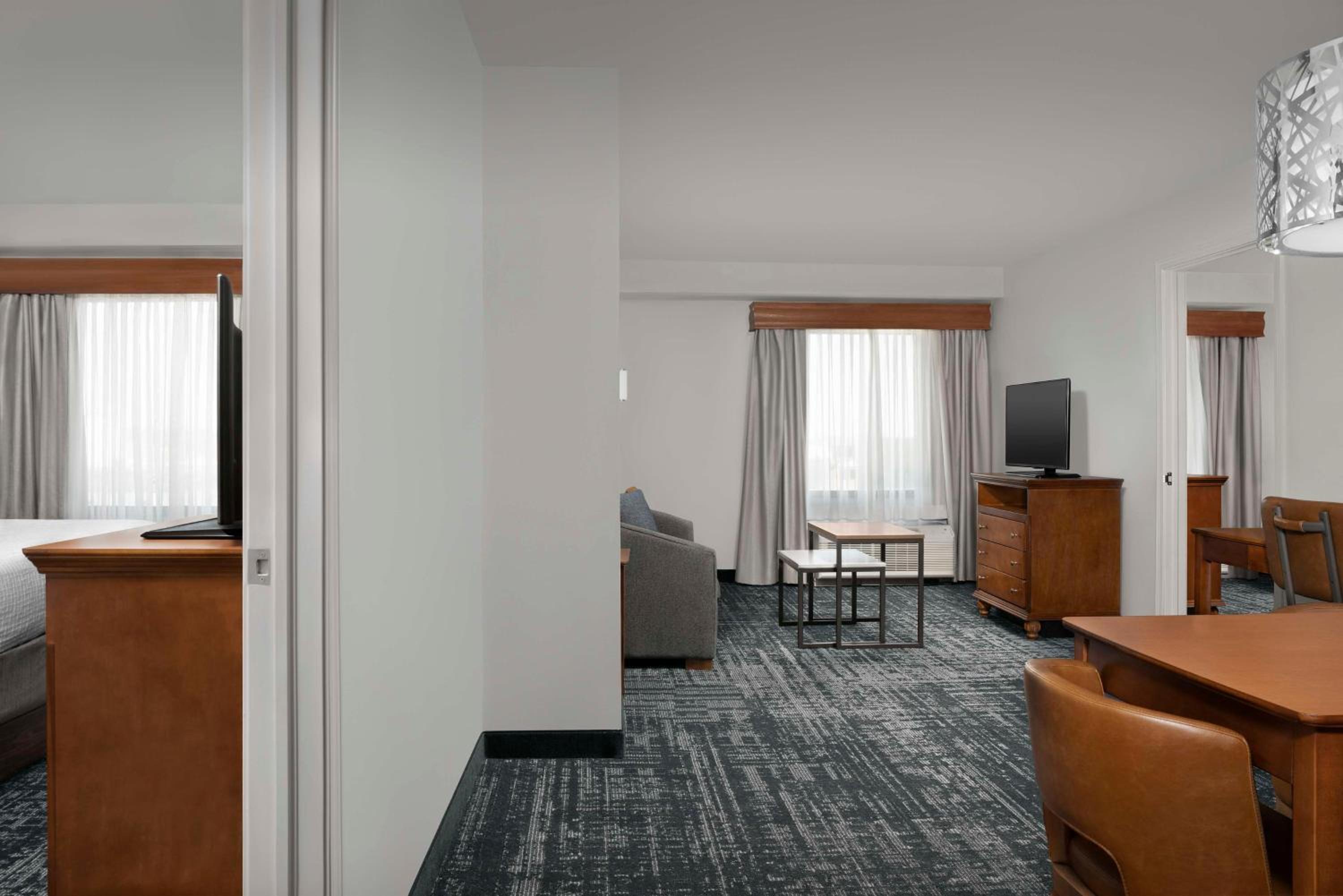 Two Bedroom Suite with One King and Two Queen Beds - Non-Smoking - Photo 3