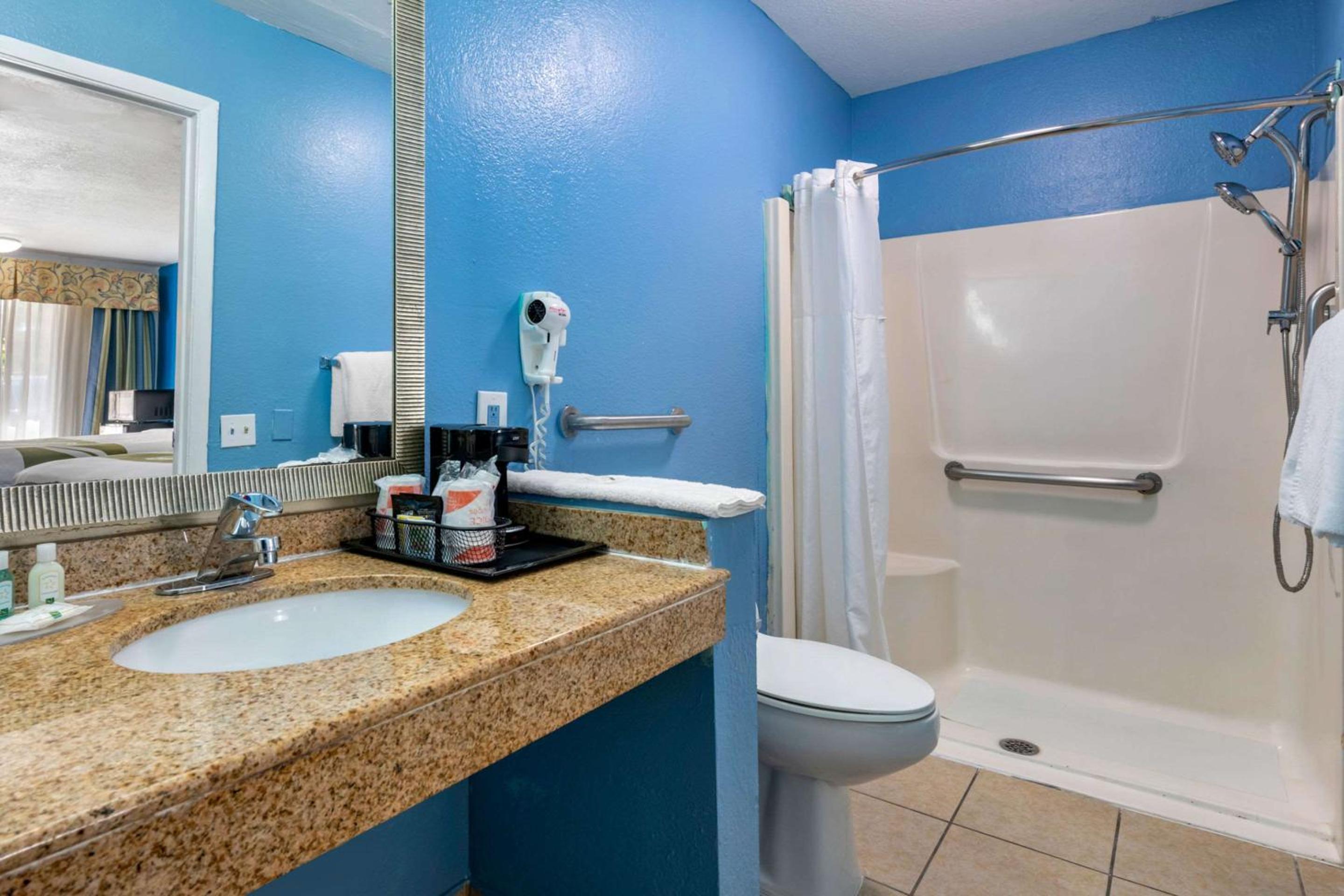 King Suite with Sofa - Disability Access/Non Smoking photo 2