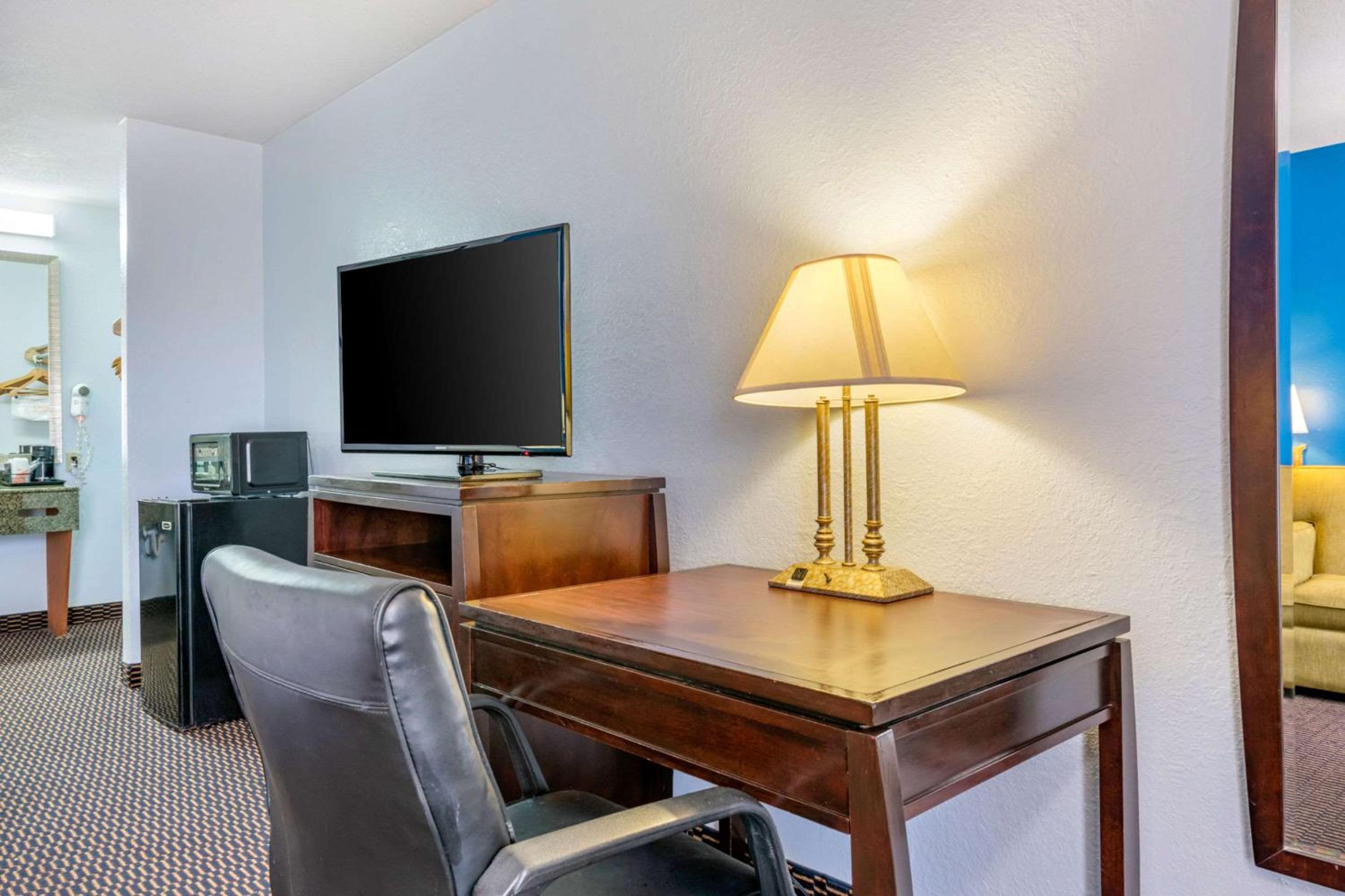 King Suite - Non-Smoking - Photo 2