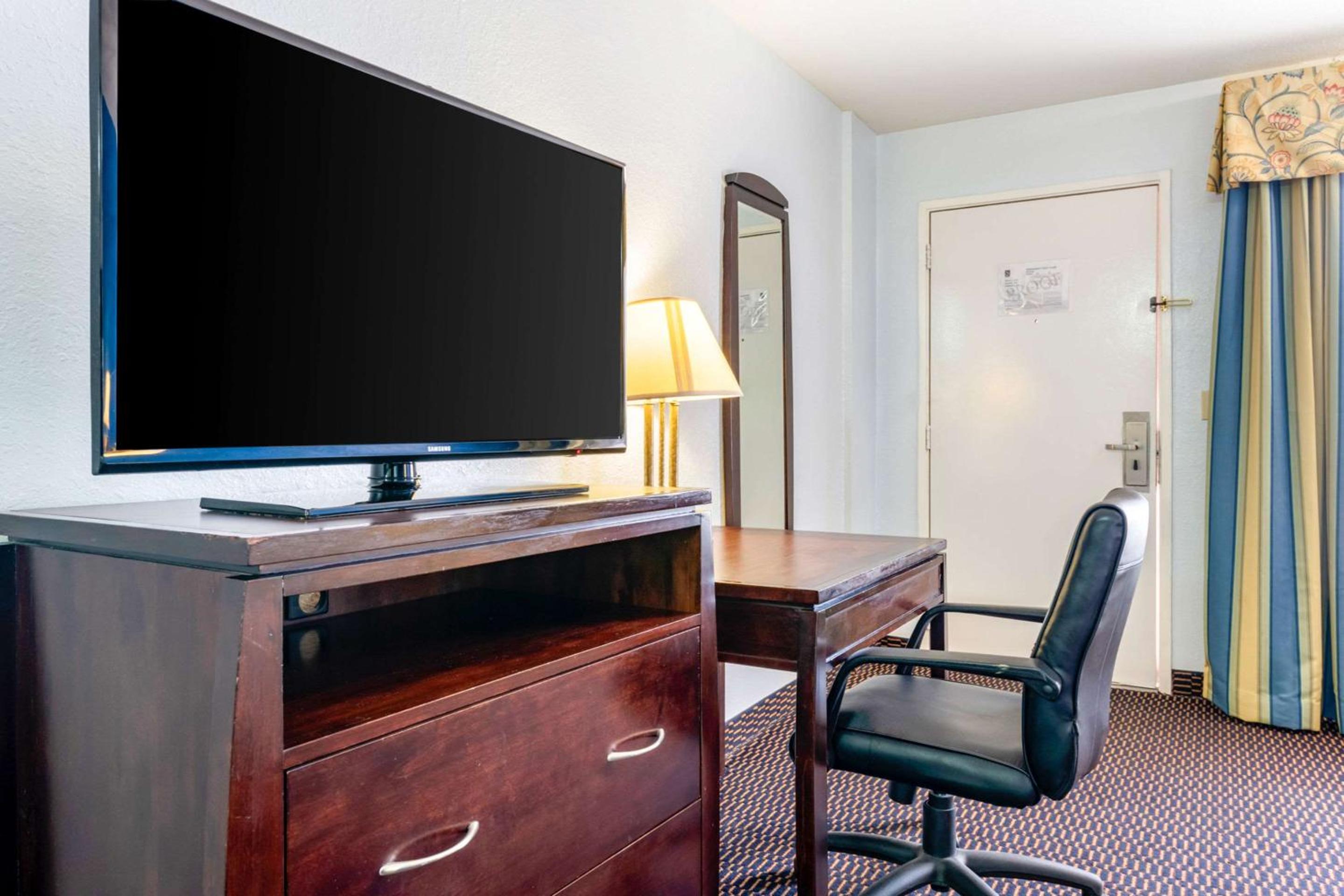 King Suite - Non-Smoking - Photo 3