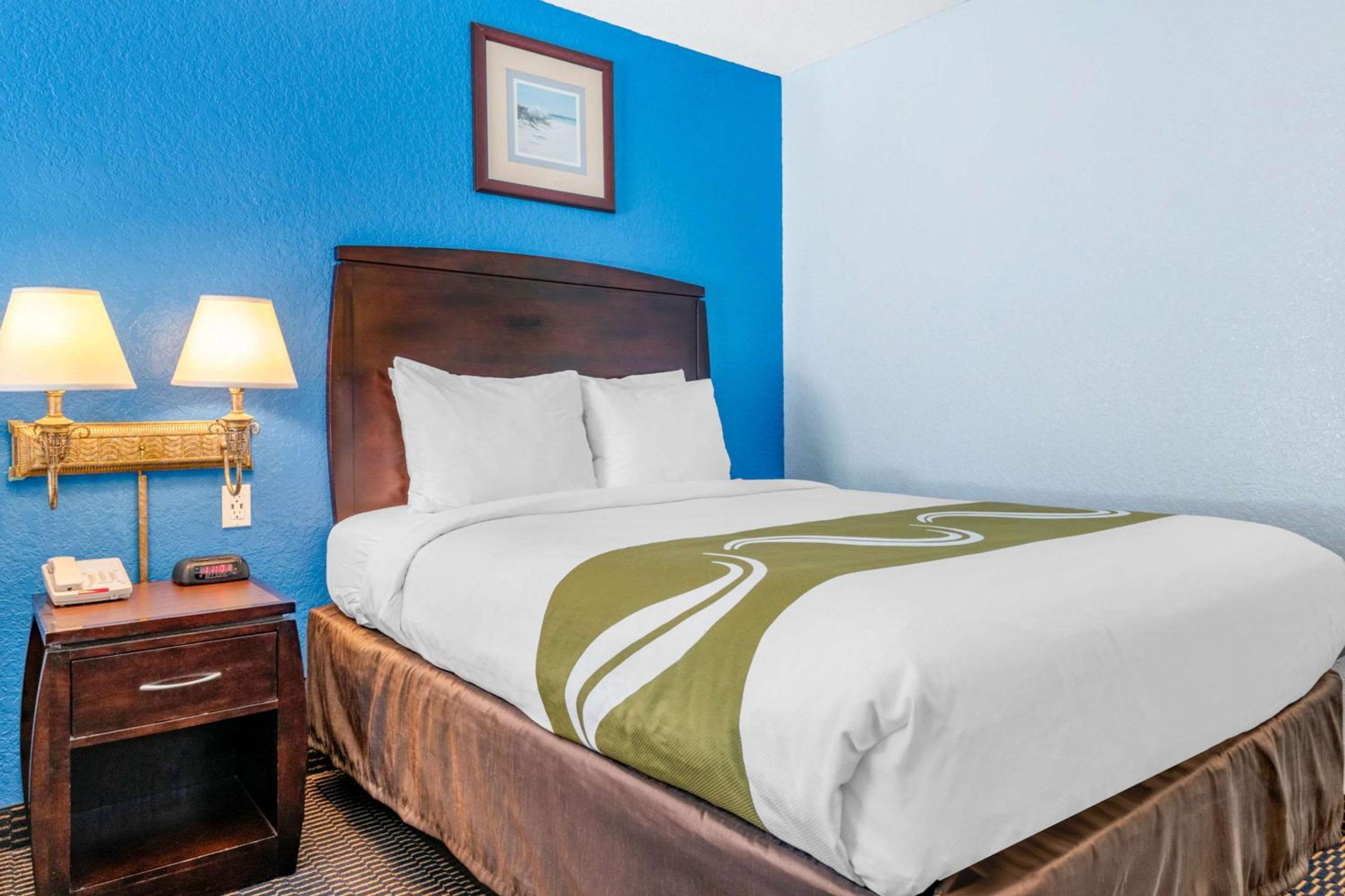 Queen Room with 2 Queen Beds - Photo 2