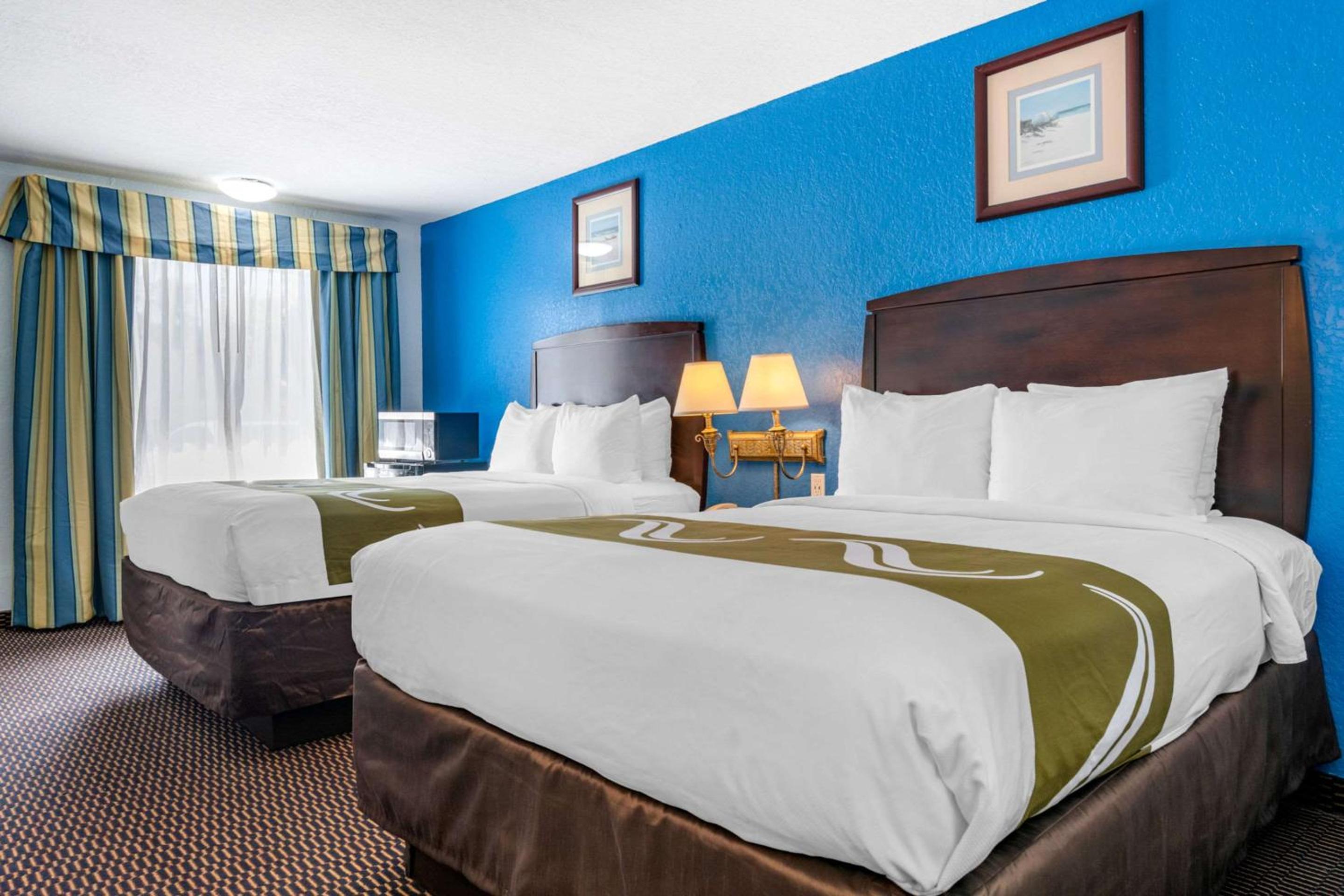 Queen Room with 2 Queen Beds - Photo 3