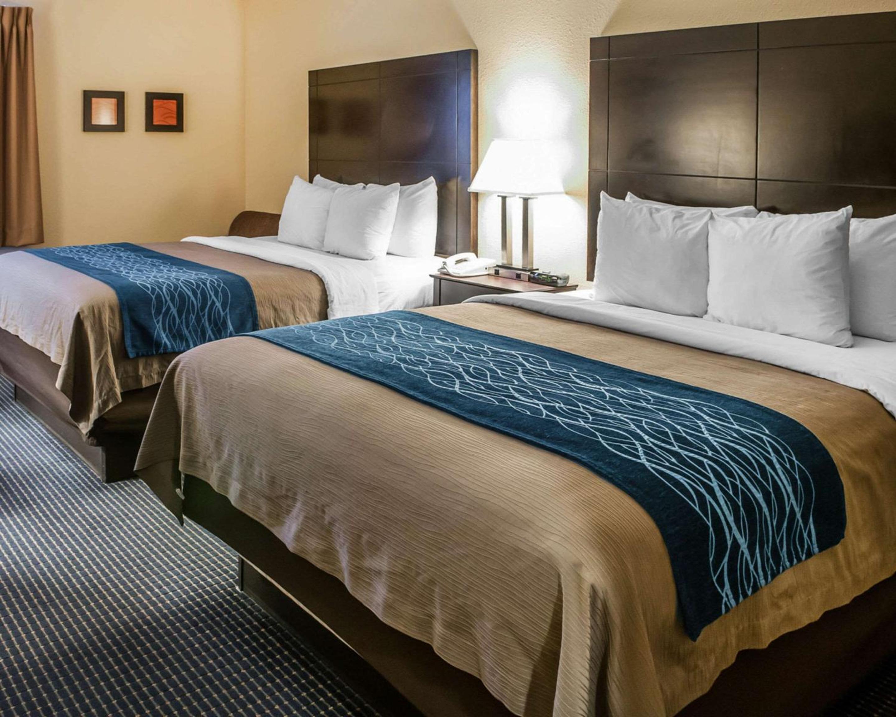 Queen Room with Two Queen Beds - Non-Smoking - Photo 2