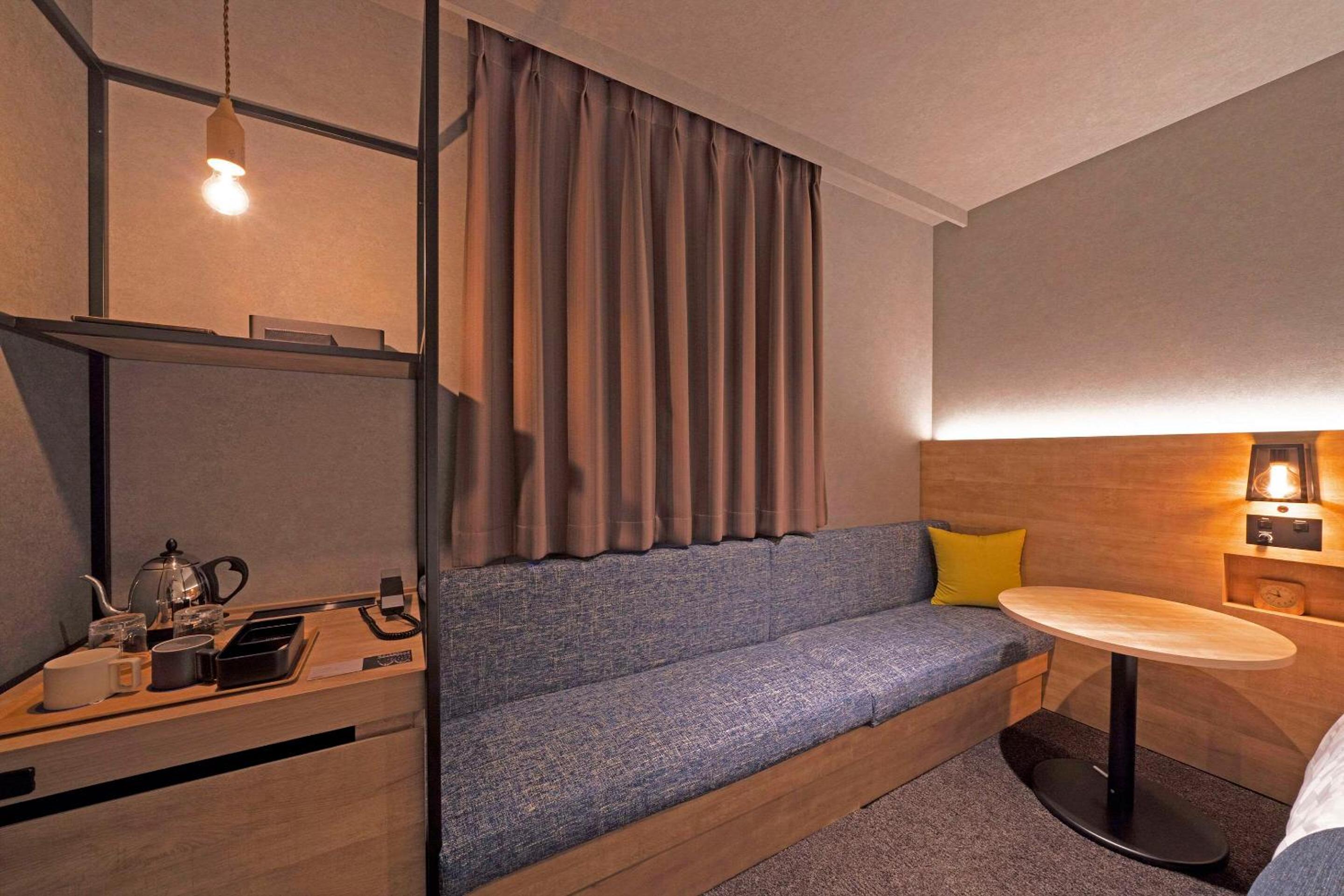Queen Room with Sofa - Non-Smoking - Photo 3
