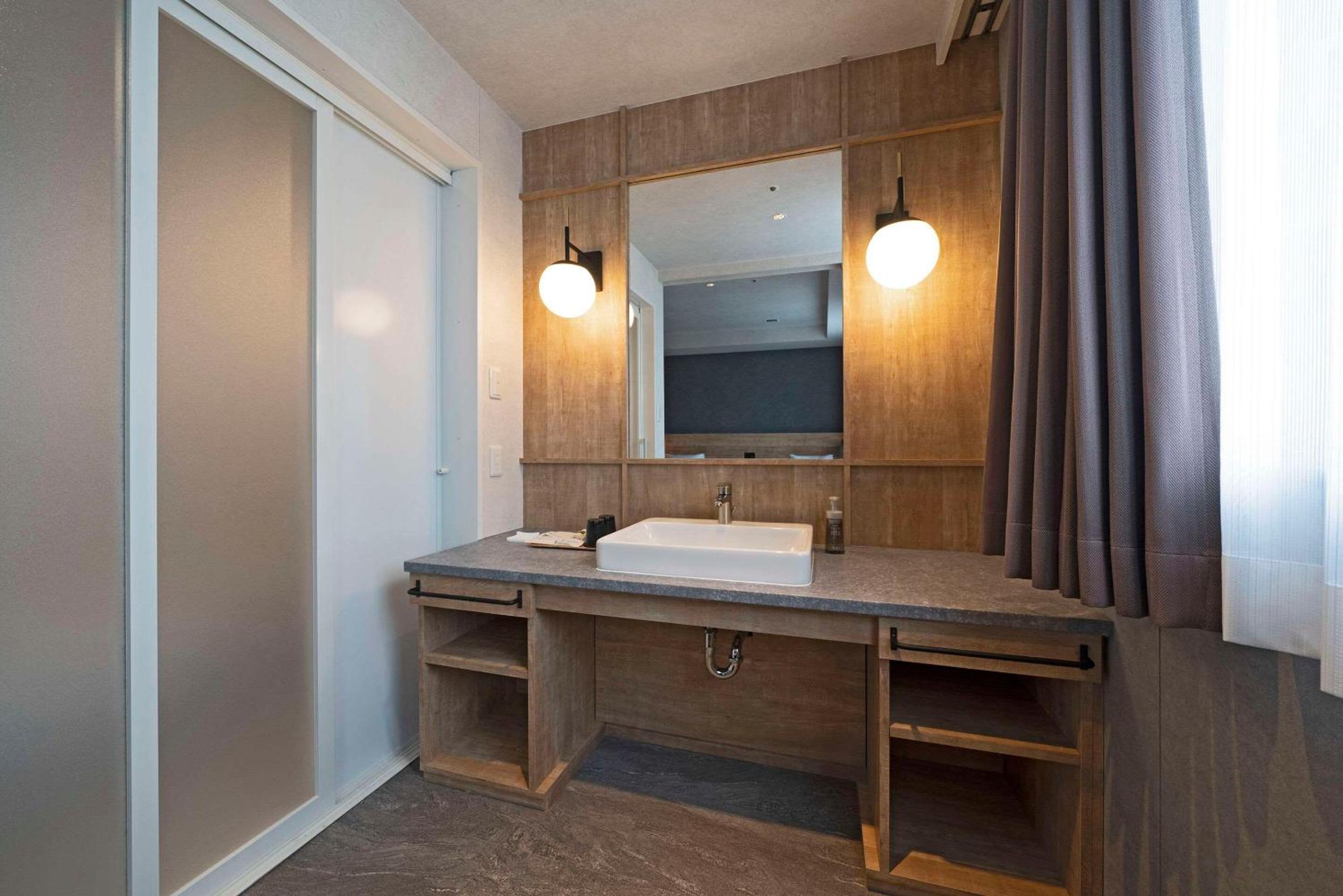 Universal Twin Room-Non Smoking - Photo 2