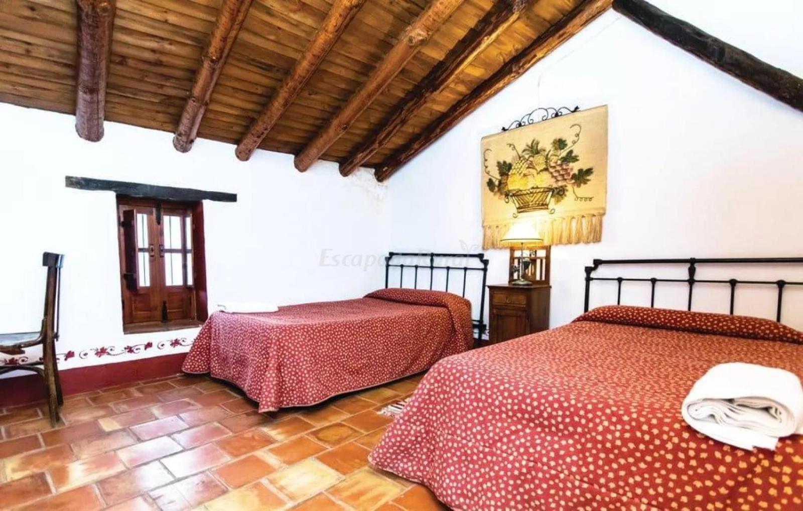 Eight-Bedroom House photo 2
