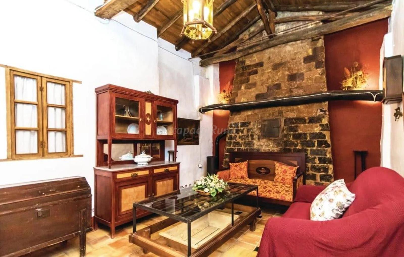 Eight-Bedroom House photo 3