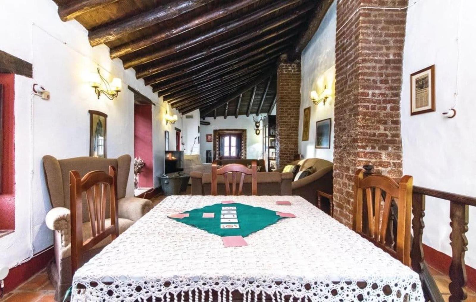 Eight-Bedroom House photo 3
