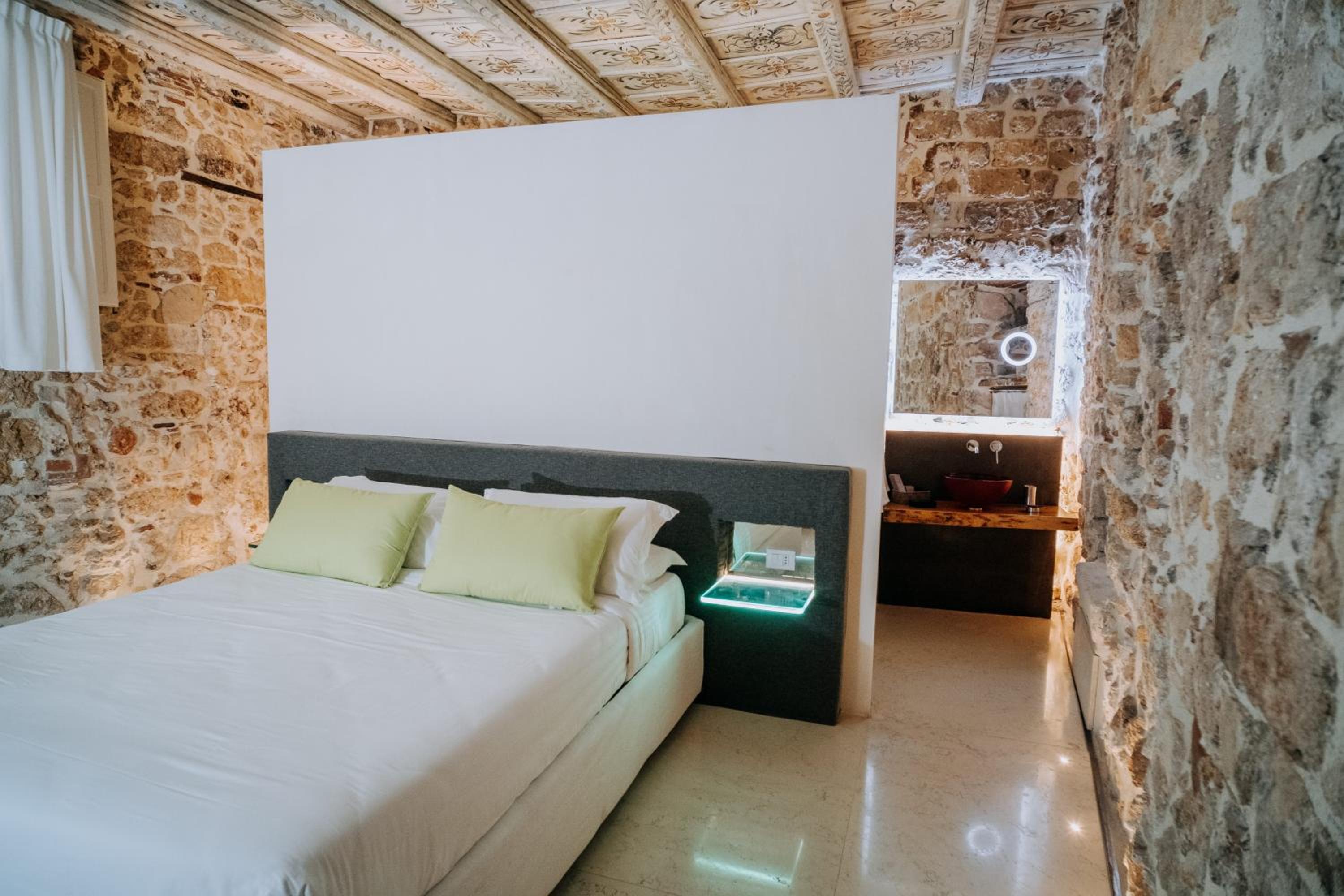 Double Room with Private Bathroom - Photo 12