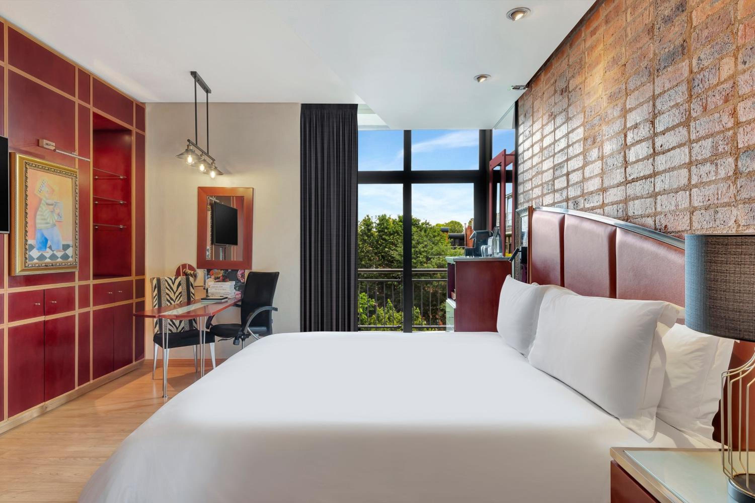 Deluxe Guest Room , 1 King - Photo 2