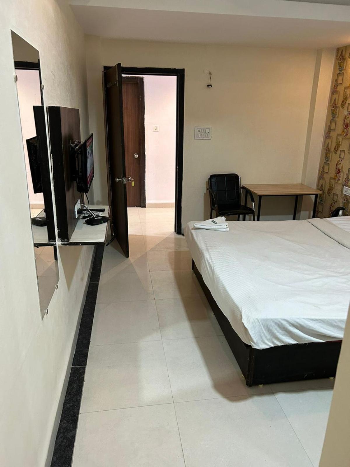 Deluxe Room - Photo 9