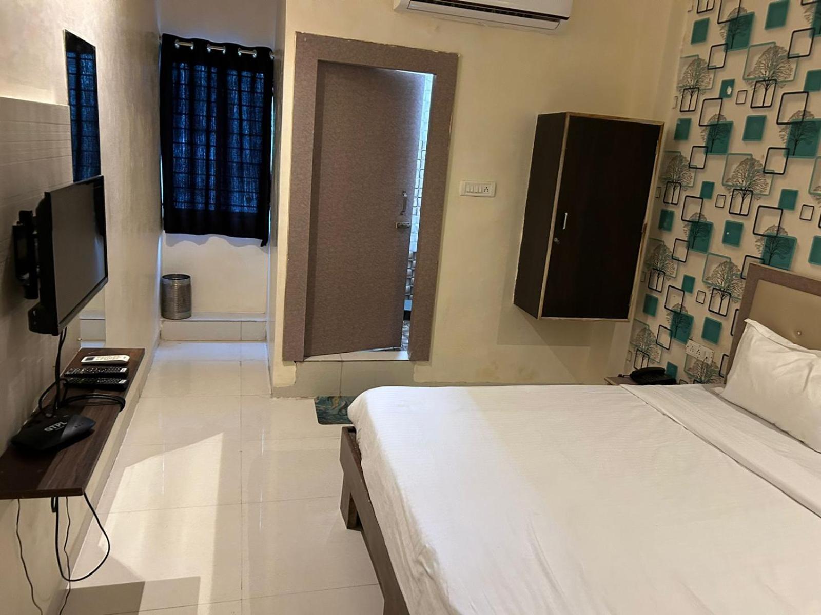 Deluxe Room - Photo 8