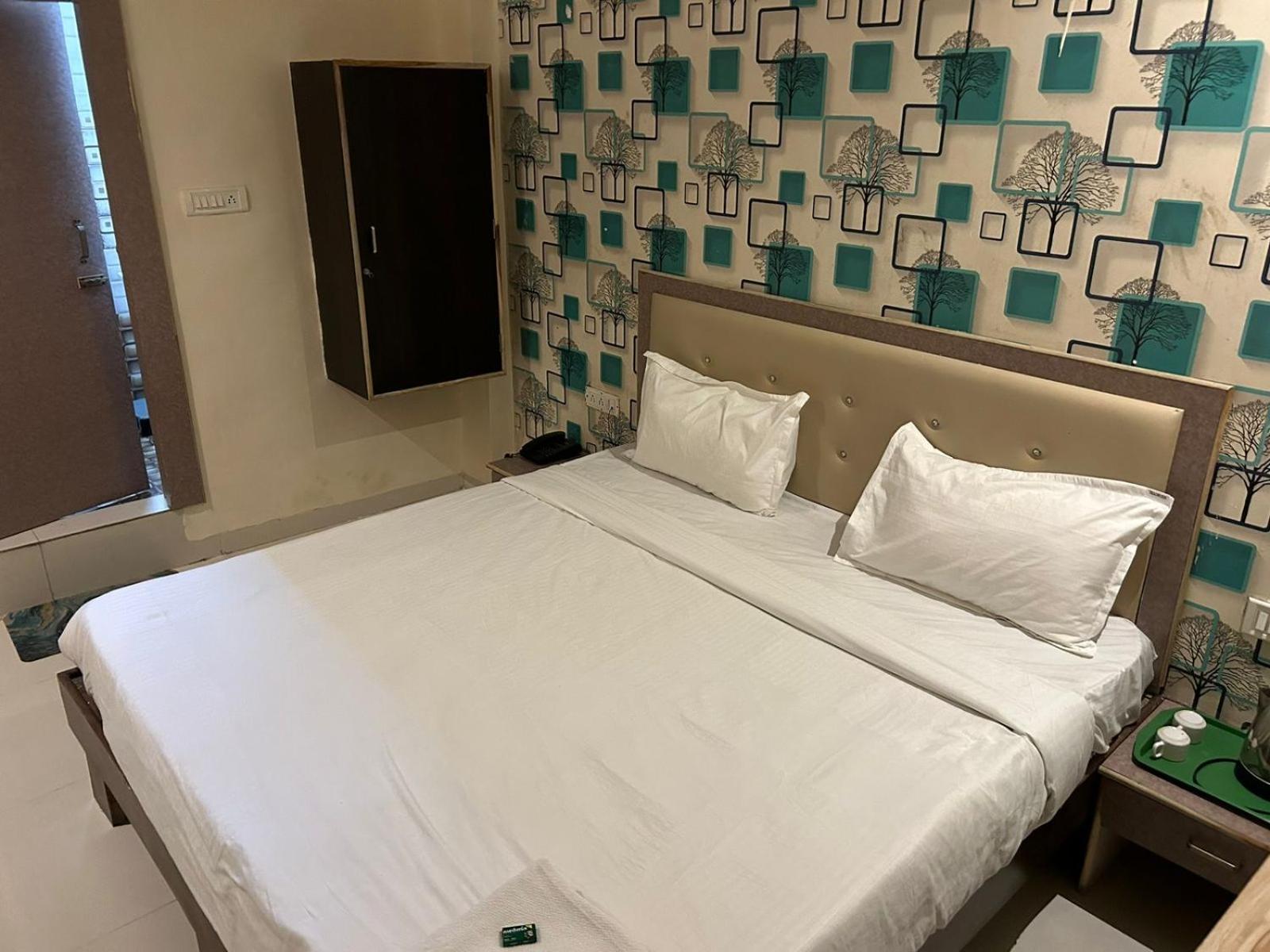 Deluxe Room - Photo 13