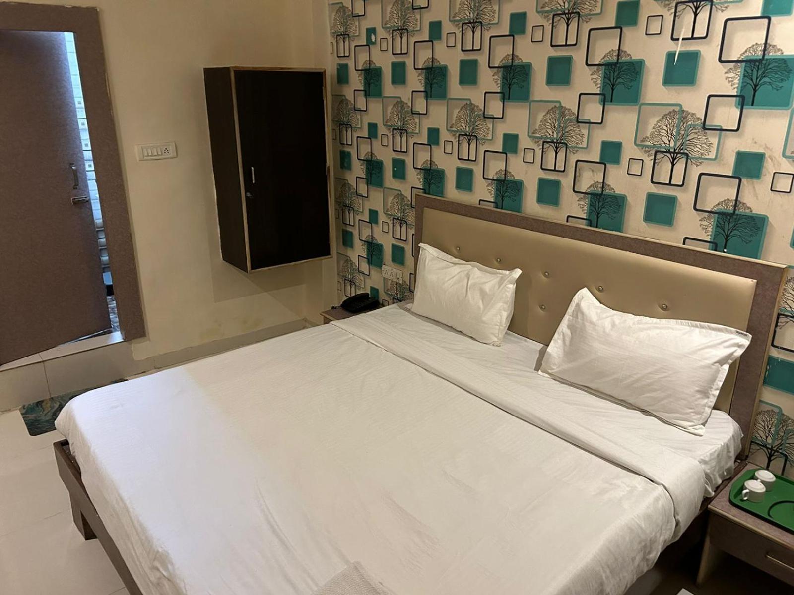 Deluxe Room - Photo 10