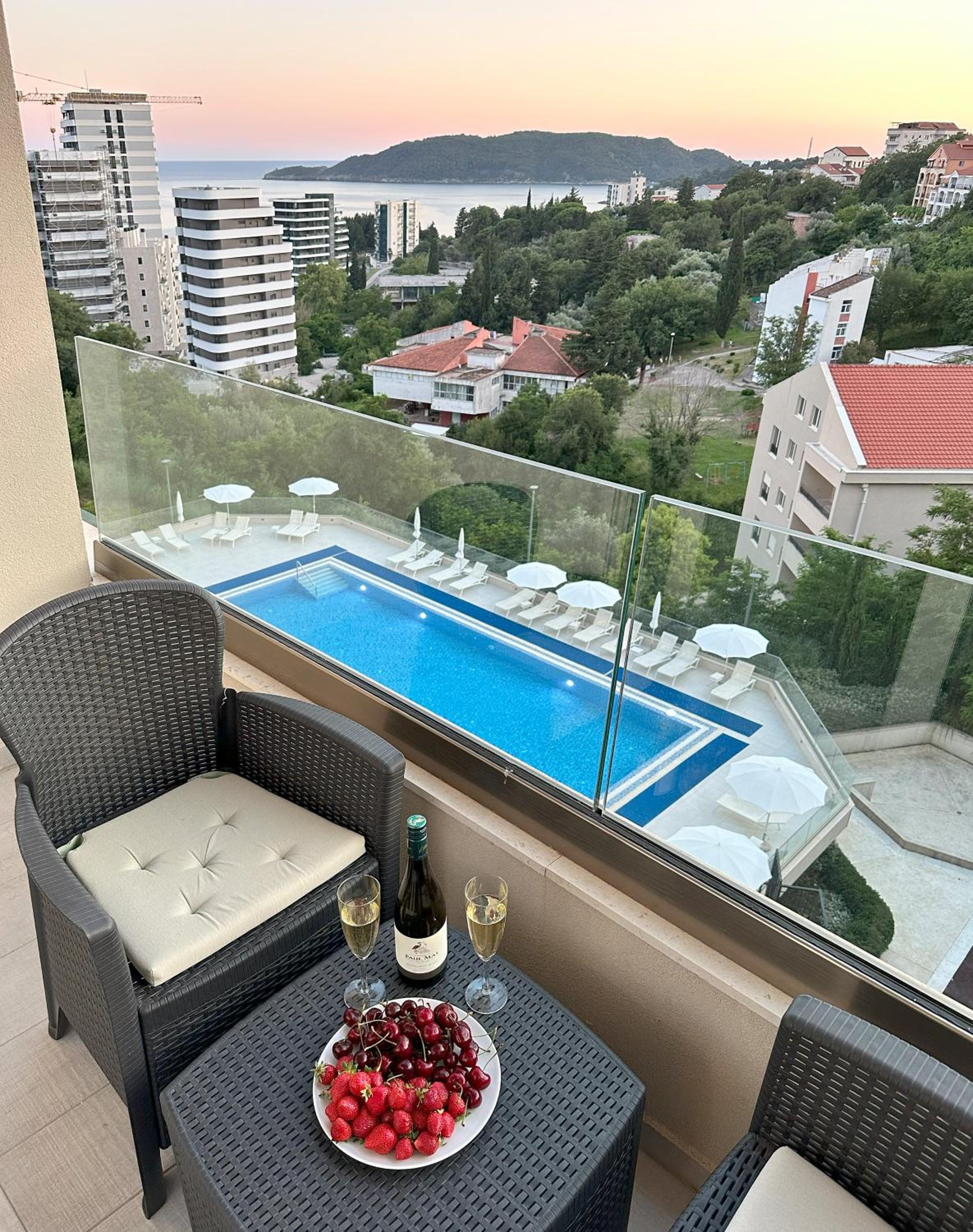 One-Bedroom Apartment with Balcony and Sea View photo 3