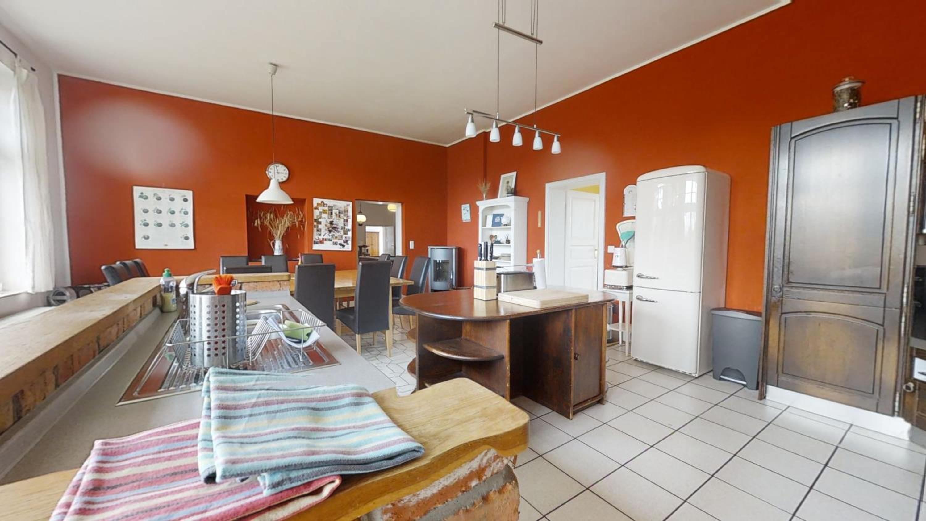 Five-Bedroom House photo 3