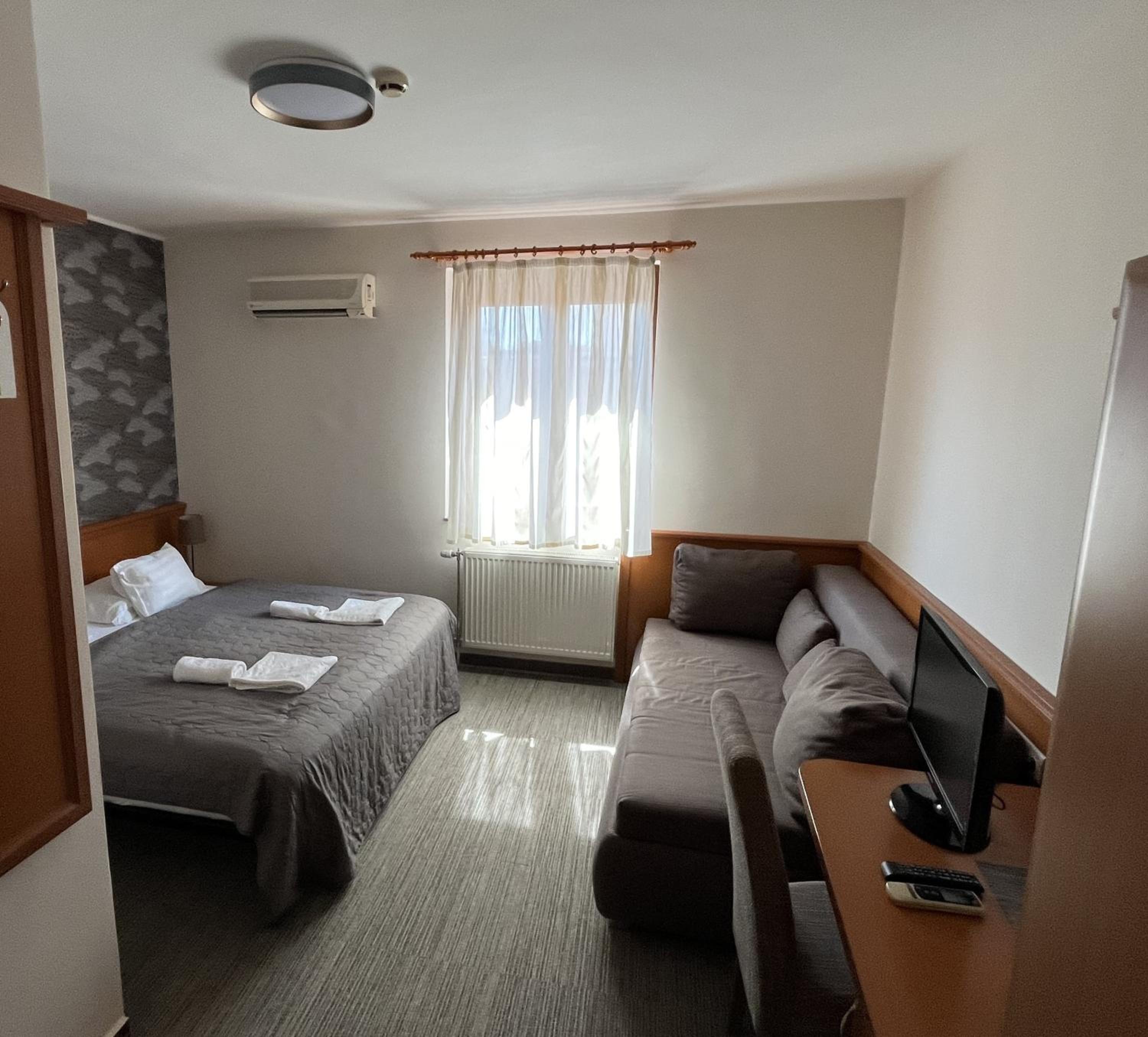 Double Room - Photo 2