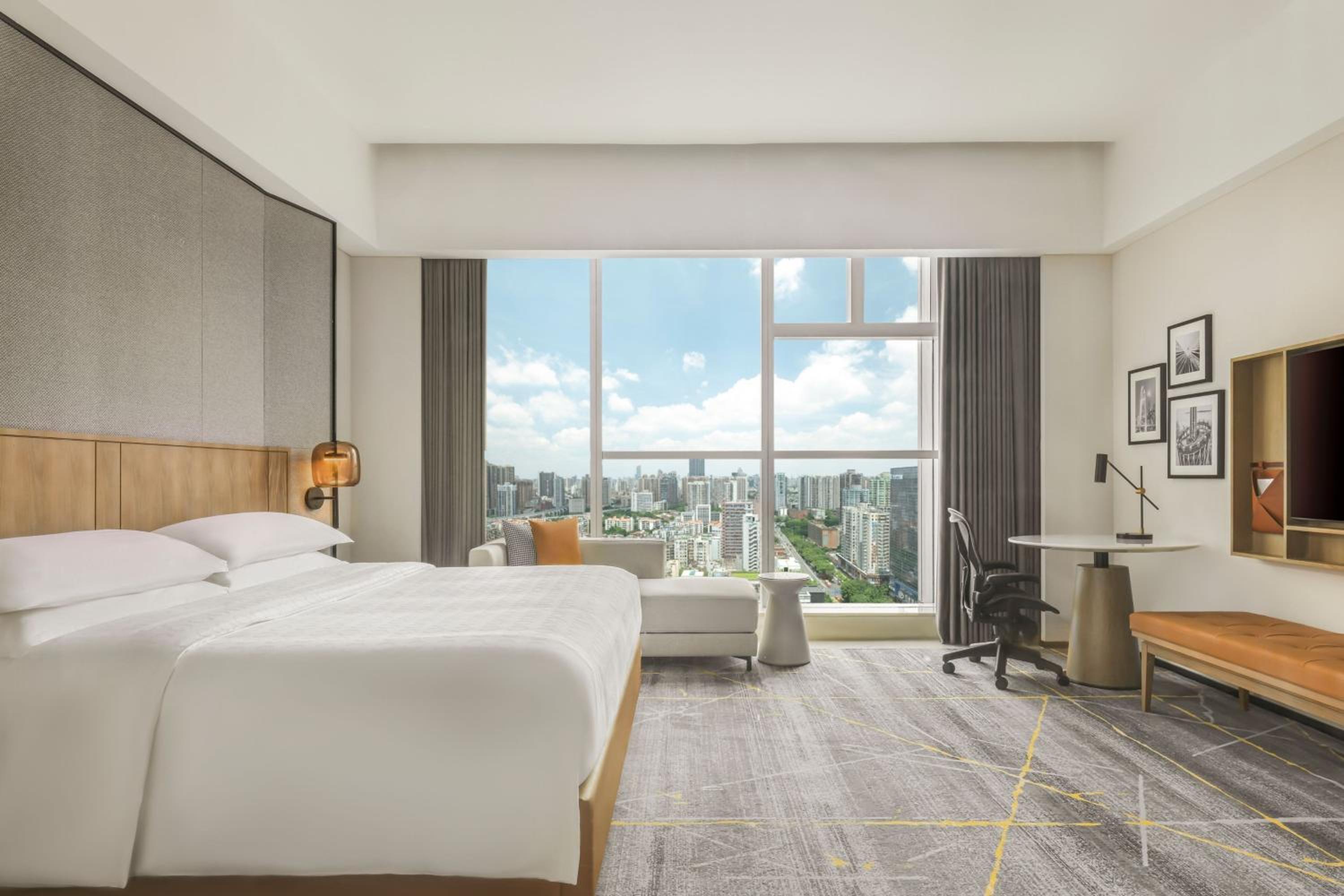 Deluxe, Guest room, 1 King, City view - Photo 1