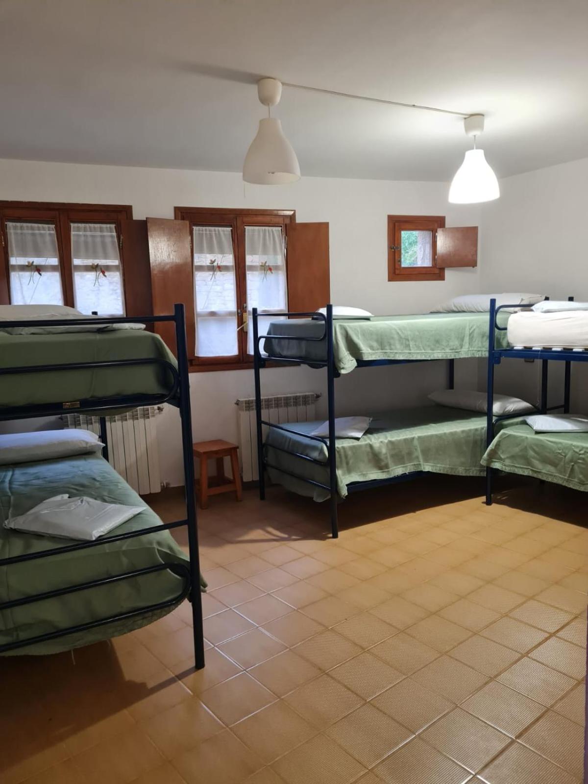 Cama individual en habitación compartida